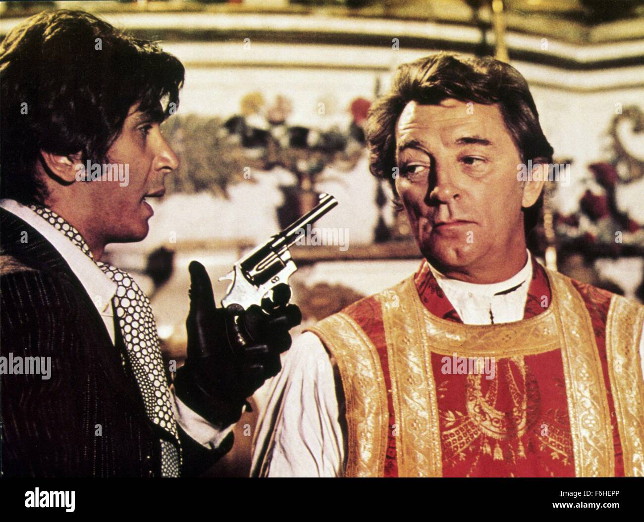 1972, le titre du film : colère de Dieu, Directeur : RALPH NELSON, Studio : MGM, Photo : STICK EM UP, 1972, l'habillement, l'ARME À LA MAIN, Frank Langella, Robert Mitchum, vêtements, des armes, du prêtre, prêtre, GANGSTER, dépression, de menton, de même. (Crédit Image : SNAP) Banque D'Images