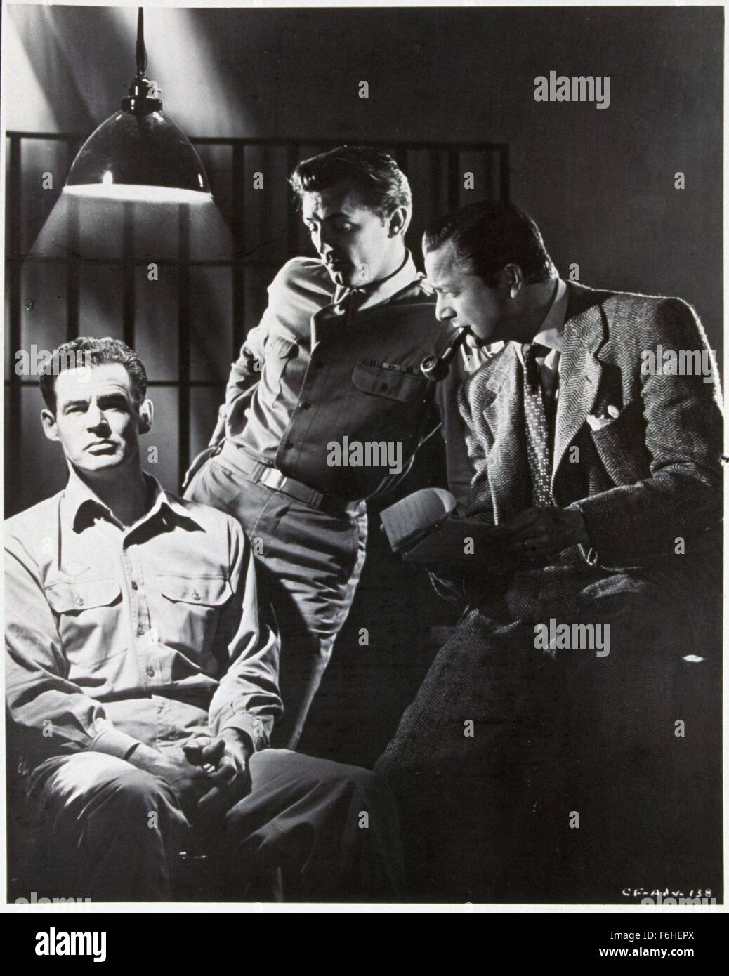 1947, le titre du film : CROSSFIRE, Directeur : EDWARD DMYTRYK, Studio : RKO, Photo : Robert Mitchum, ROBERT RYAN, ROBERT YOUNG, Spotlight, de tortures, d'interrogatoires, uniforme, le questionnement, l'interrogation, militaire, antisémites, fous, police, mentalement instable. (Crédit Image : SNAP) Banque D'Images