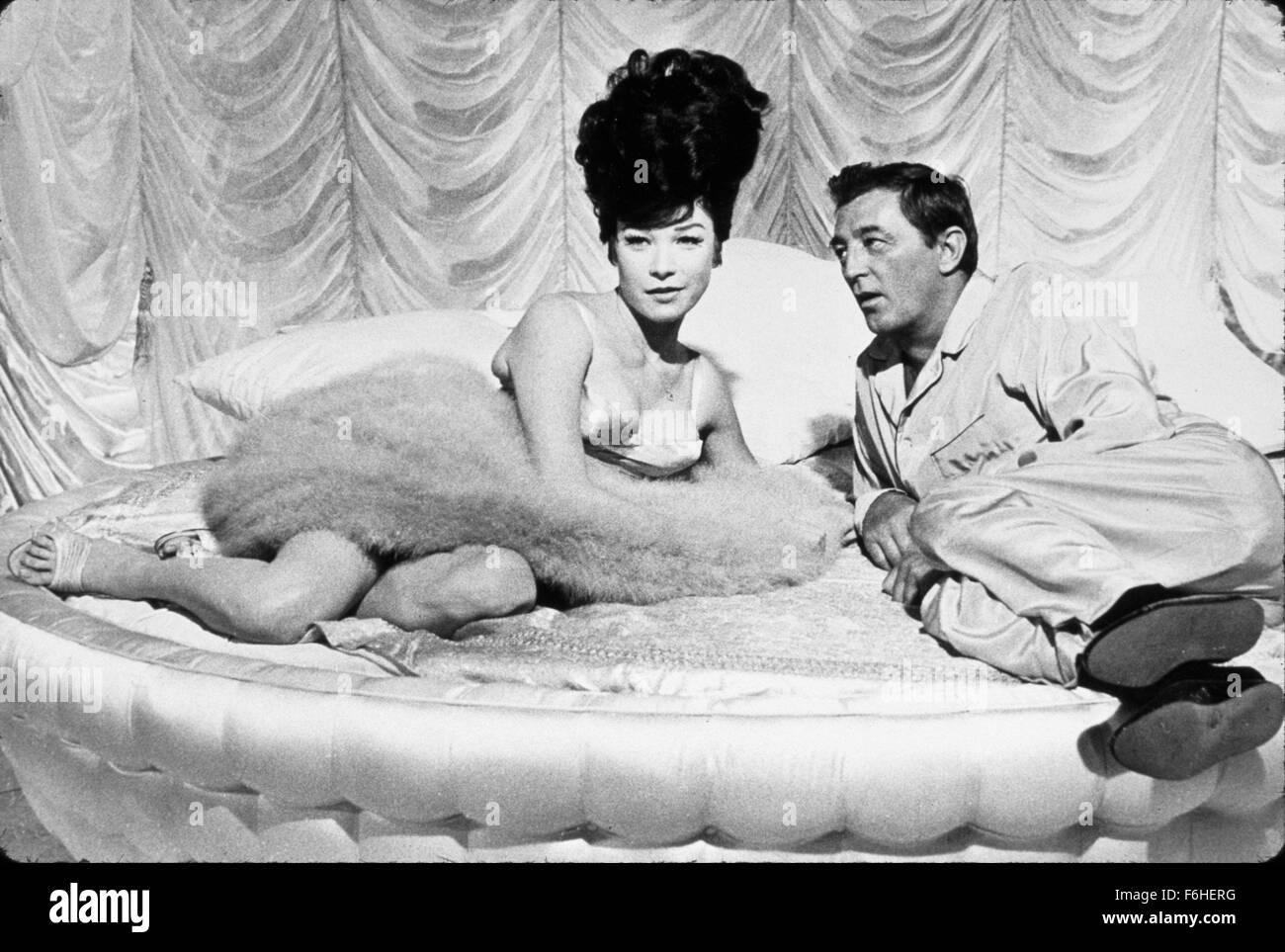1964, le titre du film : QU'UNE MANIÈRE D'ALLER, Directeur : J. LEE THOMPSON, Studio : FOX, Photo : Shirley MacLAINE, Robert Mitchum, bouffant, cheveux - Circulaire, lit, lit (dans/sur), fauteuil inclinable, flirter, séduire, romance, regarder, admirer. (Crédit Image : SNAP) Banque D'Images