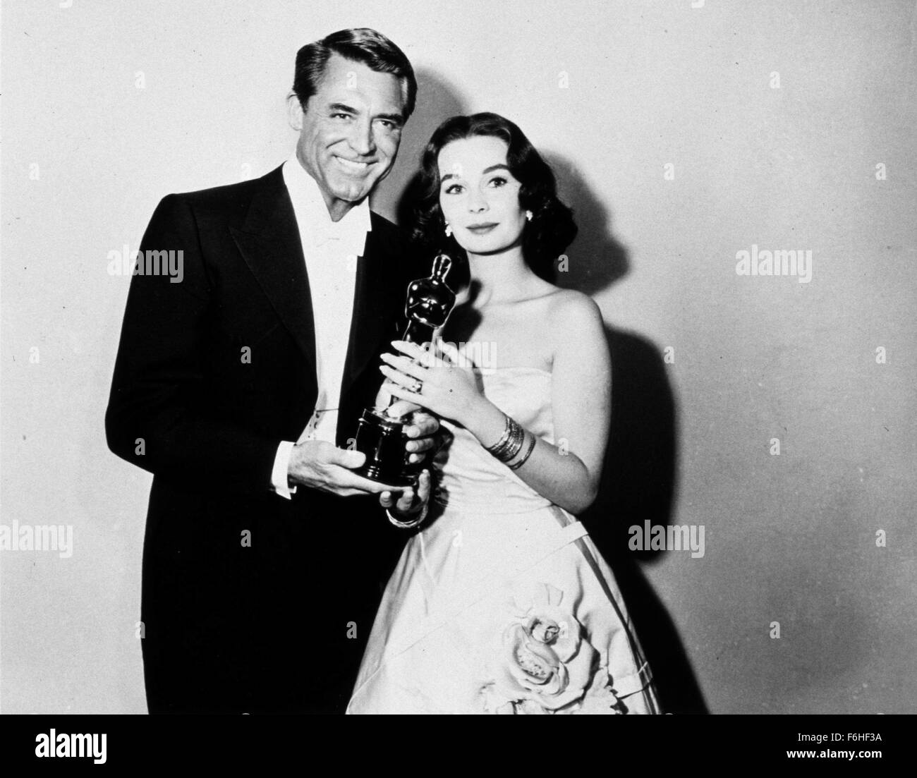 1957, le titre du film : le pont sur la rivière Kwai, Directeur : DAVID LEAN, Photo : 1957 ACADEMY AWARDS, cérémonie, ACCESSOIRES, AWARDS - Académie, MEILLEUR ACTEUR, Cary Grant, David Lean, OSCAR (ACADEMY AWARD STATUE), HOLLYWOOD Pantages Theatre, JEAN SIMMONS, HOLDING AWARD, OSCAR rétro. (Crédit Image : SNAP) Banque D'Images