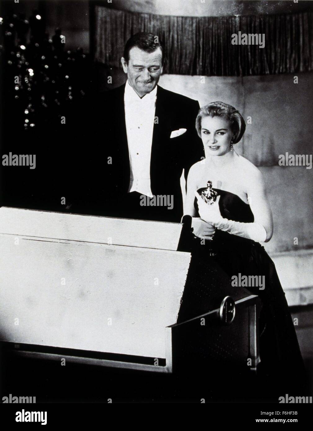 1957, le titre du film : trois visages d'EVE, Directeur : NUNNALLY JOHNSON, Studio : FOX, Photo : 1957 ACADEMY AWARDS, cérémonie, ACCESSOIRES, AWARDS - Académie, Meilleure Actrice, NUNNALLY JOHNSON, OSCAR (ACADEMY AWARD STATUE), le Pantages Theatre d'HOLLYWOOD, JOHN WAYNE, JOANNE WOODWARD, HOLDING AWARD, OSCAR RETRO, Discours d'acceptation. (Crédit Image : SNAP) (Crédit Image : c'/photos) Banque D'Images 1957, le titre du film : trois visages d'EVE, Directeur : NUNNALLY JOHNSON, Studio : FOX, Photo : 1957 ACADEMY AWARDS, cérémonie, ACCESSOIRES, AWARDS - Académie, Meilleure Actrice, NUNNALLY JOHNSON, OSCAR (ACADEMY AWARD STATUE), le Pantages Theatre d'HOLLYWOOD, JOHN WAYNE, JOANNE WOODWARD, HOLDING AWARD, OSCAR RETRO, Discours d'acceptation. (Crédit Image : SNAP) (Crédit Image : c'/photos) Banque D'Images