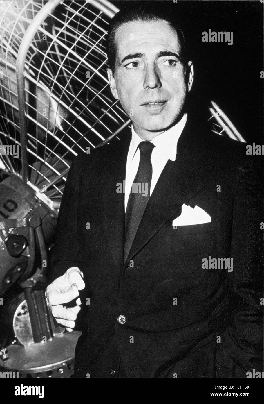 1941, le titre du film : Maltese Falcon, Directeur : John Huston, Studio : WARNER, Photo : Humphrey Bogart, John Huston, cheveux - MARÉE NOIRE, le tabagisme, la cigarette, suave, frais, à l'hôtel. (Crédit Image : SNAP) Banque D'Images