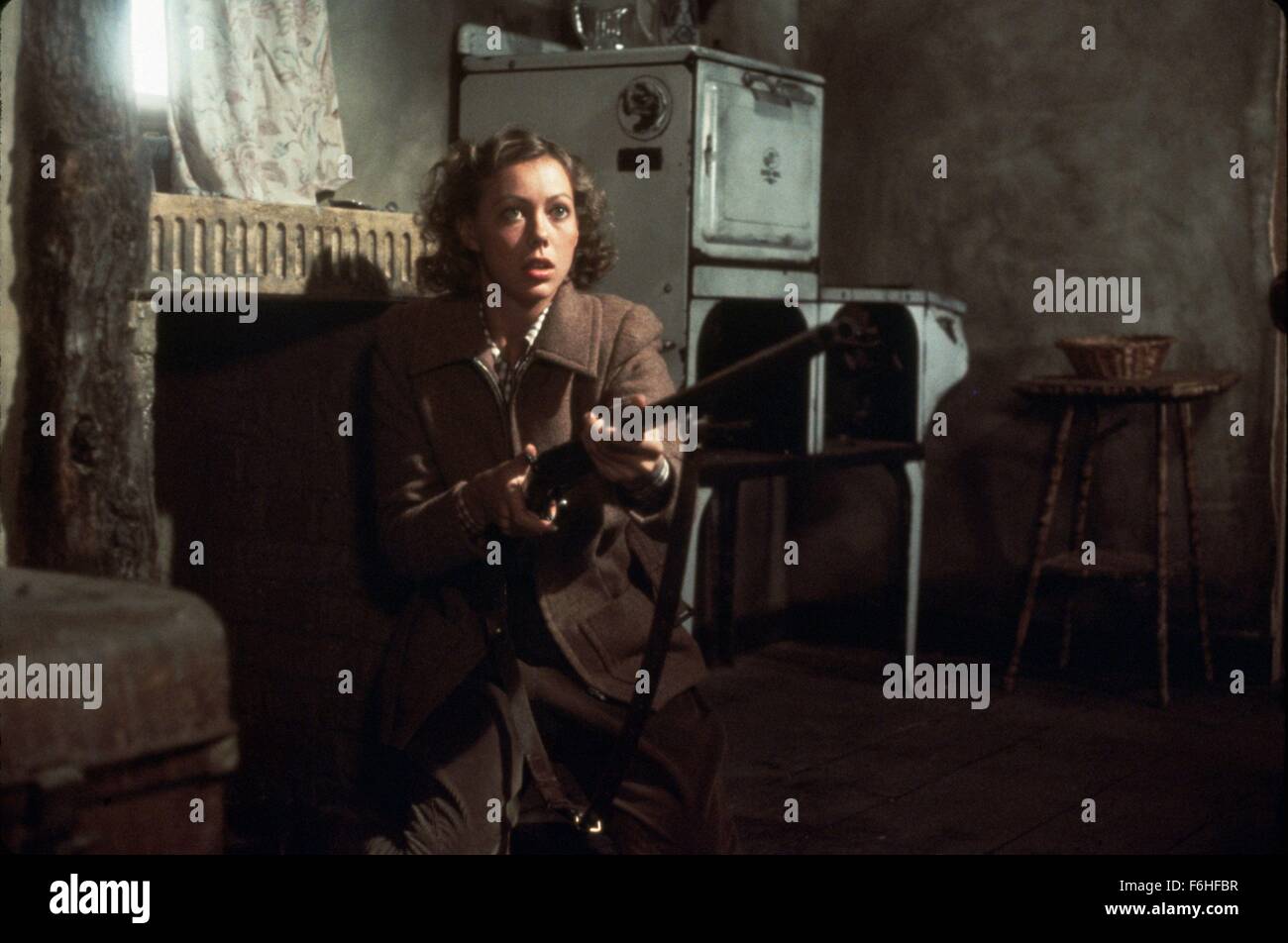 1977, le titre du film : Eagle has Landed, Réalisateur : JOHN STURGES, Photo : 1977, Jenny AGUTTER, JOHN STURGES, arme, ARME À FEU, à genoux, accroupi, SUR LES GENOUX, pauvres, la pauvreté, la guerre, cheminée, de l'intérieur. (Crédit Image : SNAP) Banque D'Images