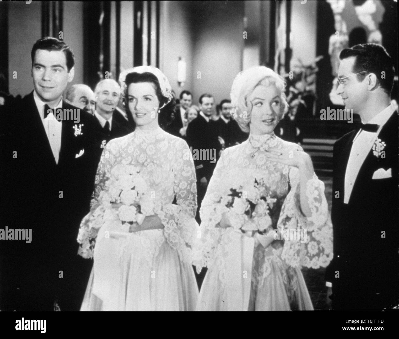 1953, le titre du film : hommes préfèrent les blondes, Directeur : Howard  Hawks, Studio : FOX, Photo : Howard Hawks, MARILYN MONROE, TOMMY NOONAN,  ELLIOTT REID, JANE RUSSELL, mariage, vêtements identiques,