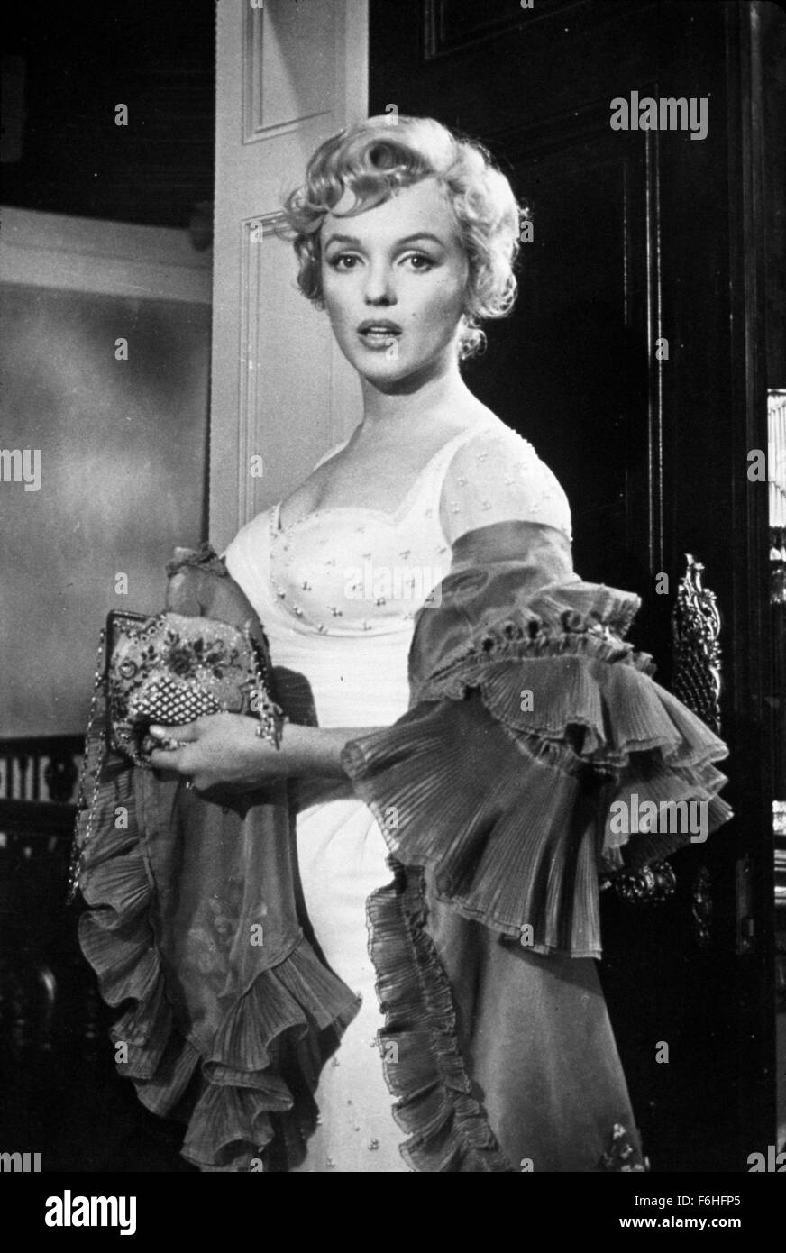 1957, le titre du film : PRINCE AND THE SHOWGIRL, Directeur : LAURENCE OLIVIER, Studio : WARNER, Photo : 1957, MARILYN MONROE, Laurence Olivier, CAP, fioritures, choqué. (Crédit Image : SNAP) Banque D'Images