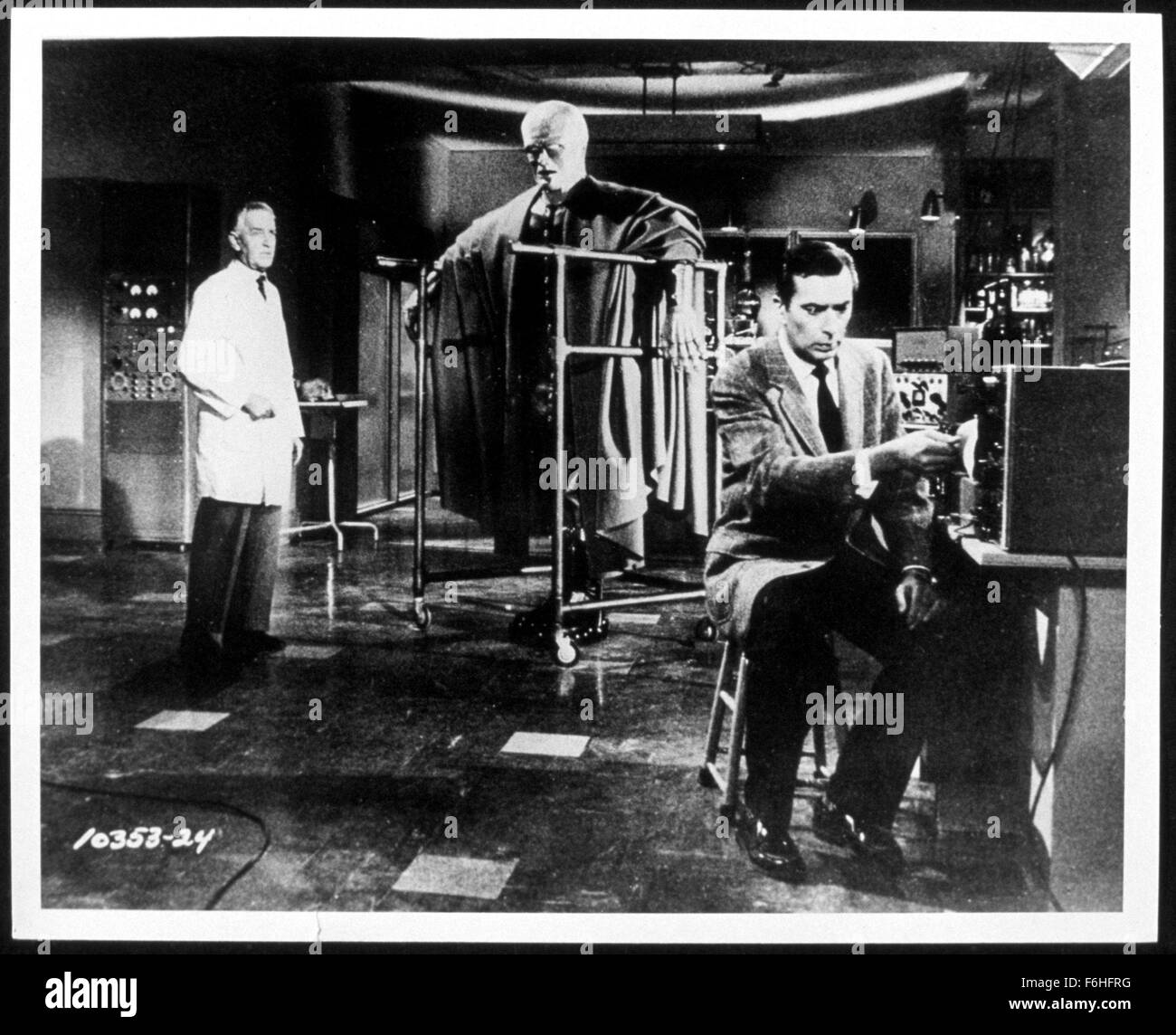 1958, le titre du film : COLOSSE DE NEW YORK, Directeur : EUGENE LOURIE, Studio : Paramount, Photo : Jean BARAGRAY, Otto Kruger, robots-ANDROIDS-CYBORGS-CLONES, SCI-FI, ED WOLFF, d'expérimentation, LA SCIENCE fonctionne d'une manière insensée. (Crédit Image : SNAP) Banque D'Images