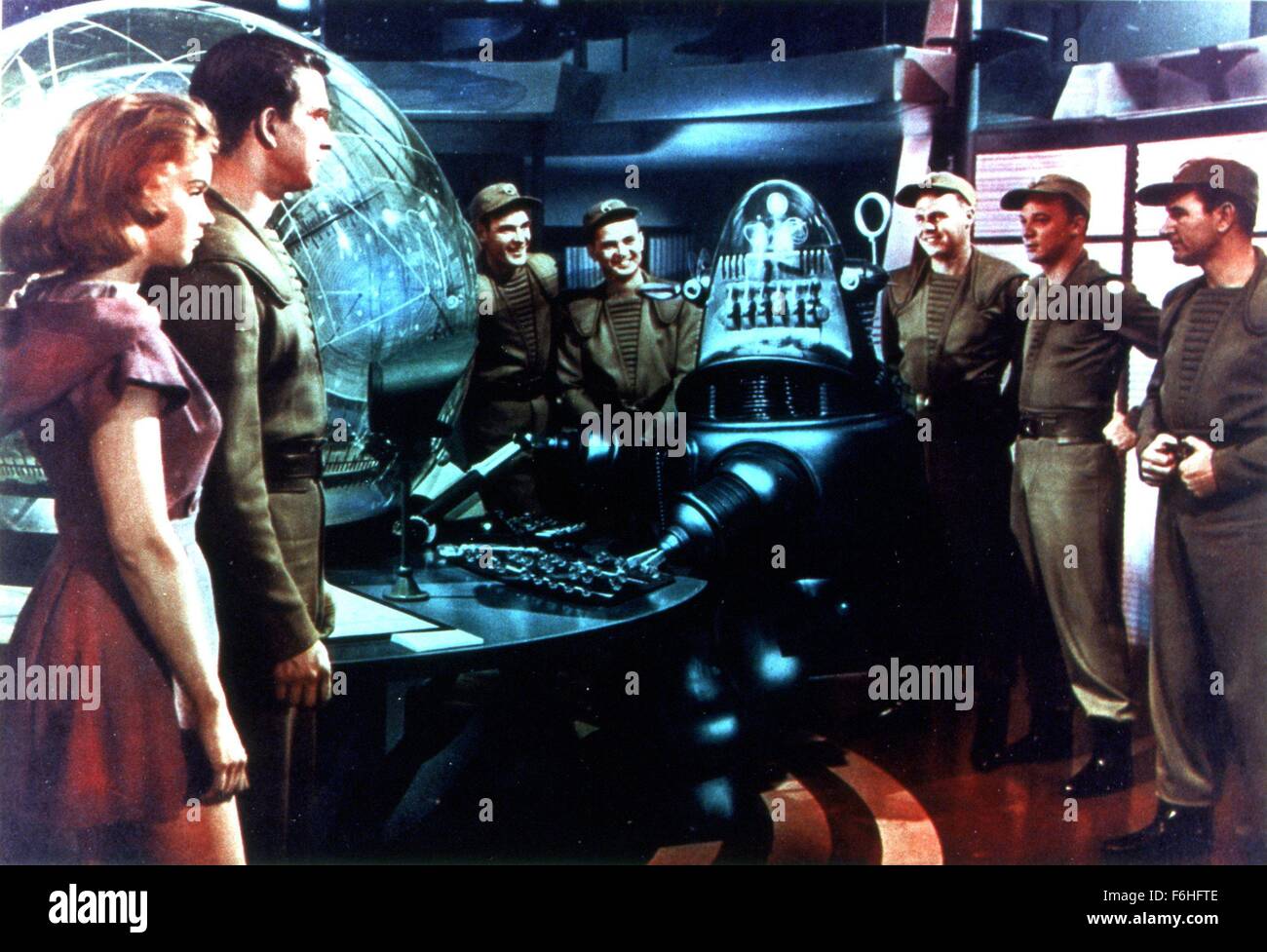 1956, le titre du film : Planète interdite, Directeur : FRED McLEOD WILCOX, Studio : MGM, Photo : 1956, Anne Francis, Leslie Nielsen, DES ROBOTS-CLONES ANDROÏDES-CYBORGS-, SCI-FI, l'exploration de l'espace, d'AMIS, communication, collage, ALIEN, robot, cyborg, soldats, l'armée, partage, montrant, en démontrant, SHAKESPEARE. (Crédit Image : SNAP) Banque D'Images