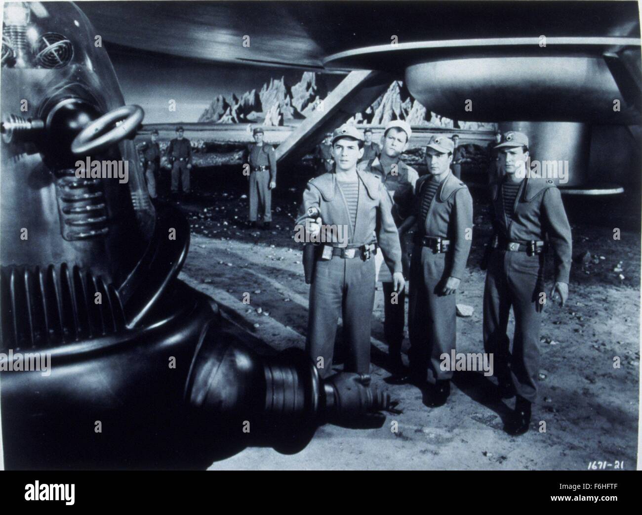 1956, le titre du film : Planète interdite, Directeur : FRED McLEOD WILCOX, Studio : MGM, Photo : EARL HOLLIMAN, Jack Kelly, Leslie Nielsen, DES ROBOTS-CLONES ANDROÏDES-CYBORGS-, SCI-FI, l'exploration de l'espace, WARREN STEVENS, Aliens, Alien, la tempête, Shakespeare, robot, pistolet, soldats, armée, défense, uniforme, OVNI, soucoupe volante. (Crédit Image : SNAP) Banque D'Images