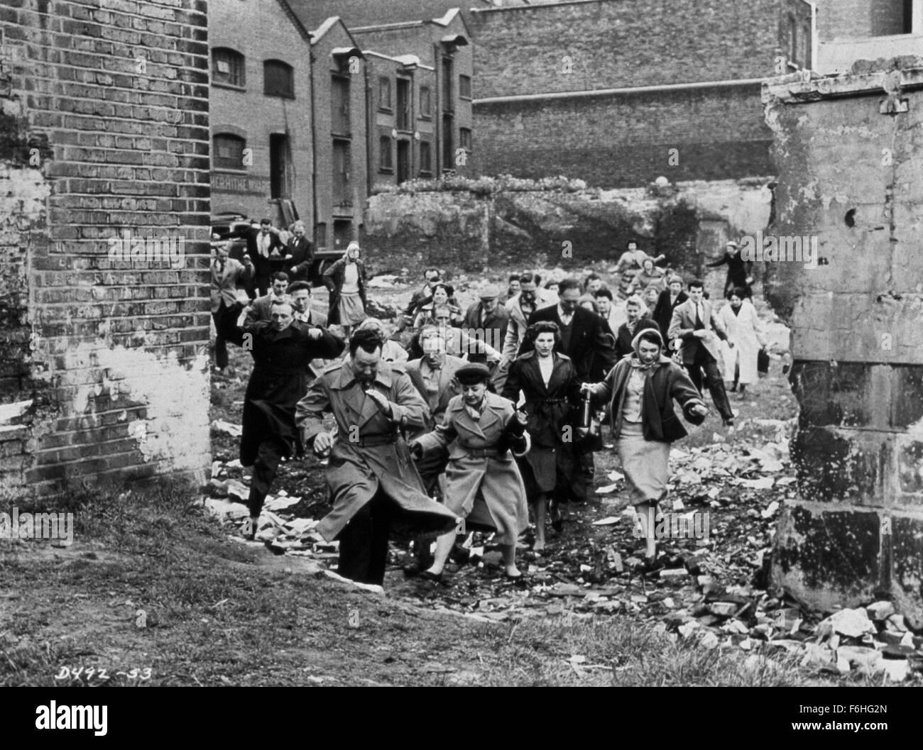 1959, le titre du film : BÉHÉMOTH GÉANT, Directeur : EUGENE LOURIE, Studio : Allied Artists, Photo : foule, EUGENE LOURIE. (Crédit Image : SNAP) Banque D'Images