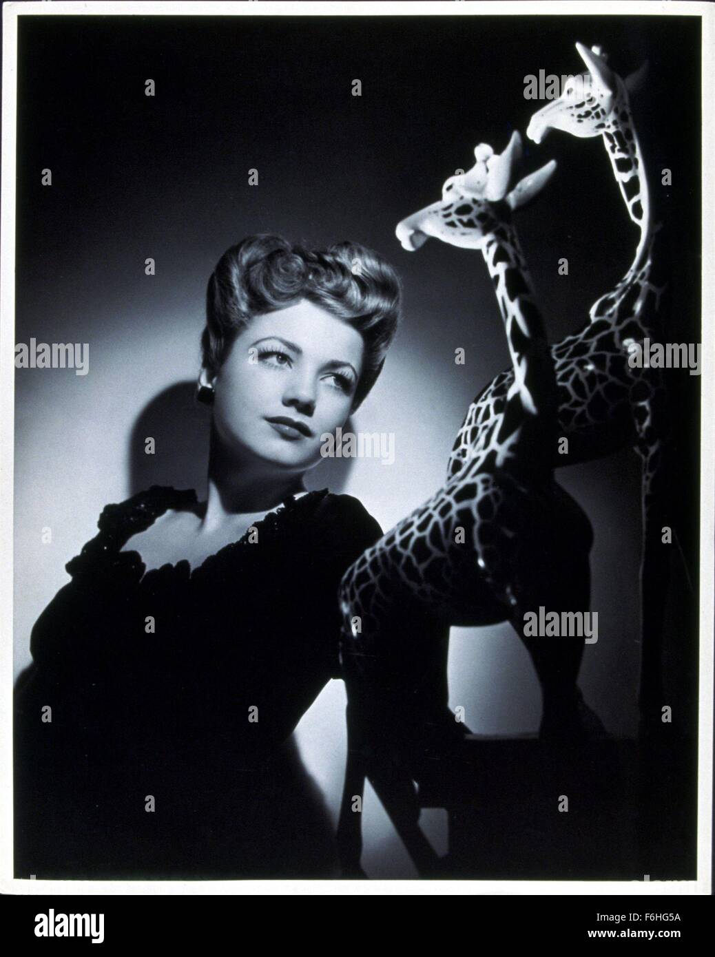 1946, le titre du film : MIRACLE SUR 34ème Rue, Studio : FOX, Photo : Maureen O'HARA, girafes, rouleau, JUSQU'À LA FRANÇAISE, à l'écart, exotique, PORTRAIT. (Crédit Image : SNAP) Banque D'Images