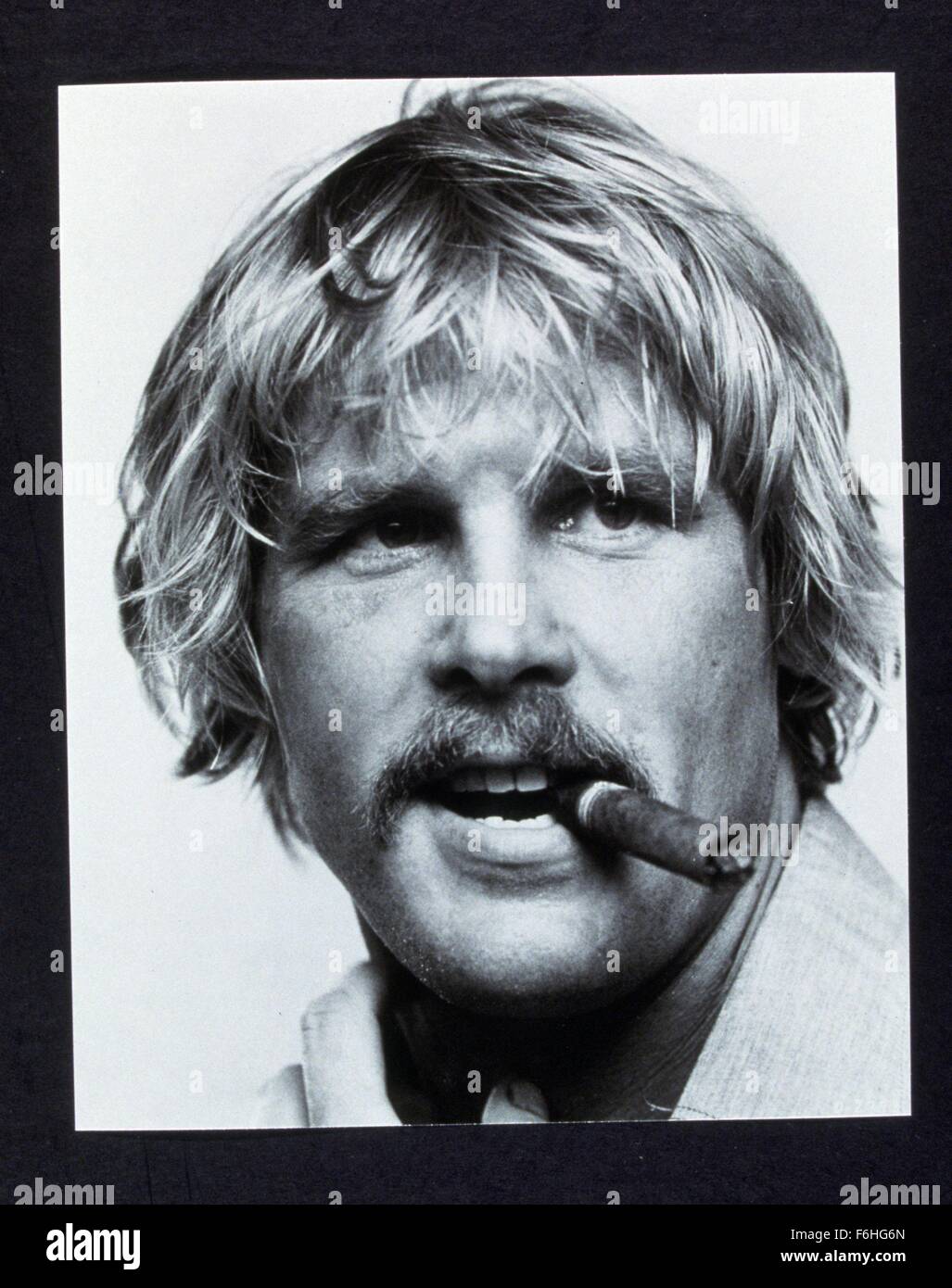 1977, le titre du film : DEEP, Directeur : PETER YATES, Photo : accessoires, cigare, Nick Nolte, les fumeurs. (Crédit Image : SNAP) Banque D'Images