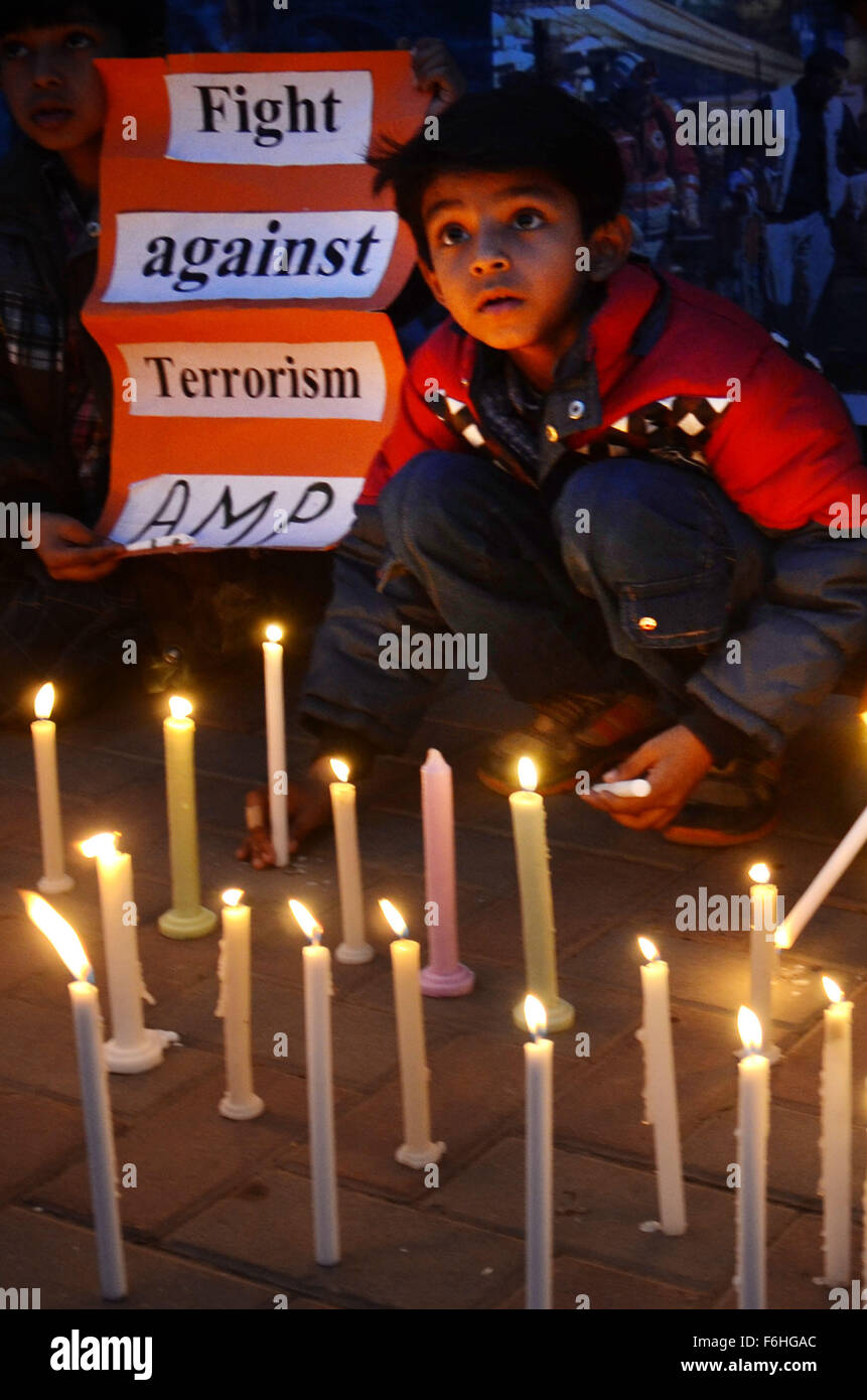 Lahore, Pakistan. 17 novembre, 2015. Les militants de la société civile pakistanaise, Anjman Mazareen membres du Punjab (AMP) et la sensibilisation de la vie pour le développement national (terre) de tenir des bougies au cours d'une cérémonie de la vigile pour les victimes d'attaques de terreur Paris à Lahore au Pakistan. Une série d'attaques coordonnées par des hommes armés et des kamikazes à Paris le 13 novembre a tué au moins 160 personnes et blessé 352 dans des scènes de carnage dans une salle de concert, restaurants et le stade national. Credit : Rana Sajid Hussain/Pacific Press/Alamy Live News Banque D'Images