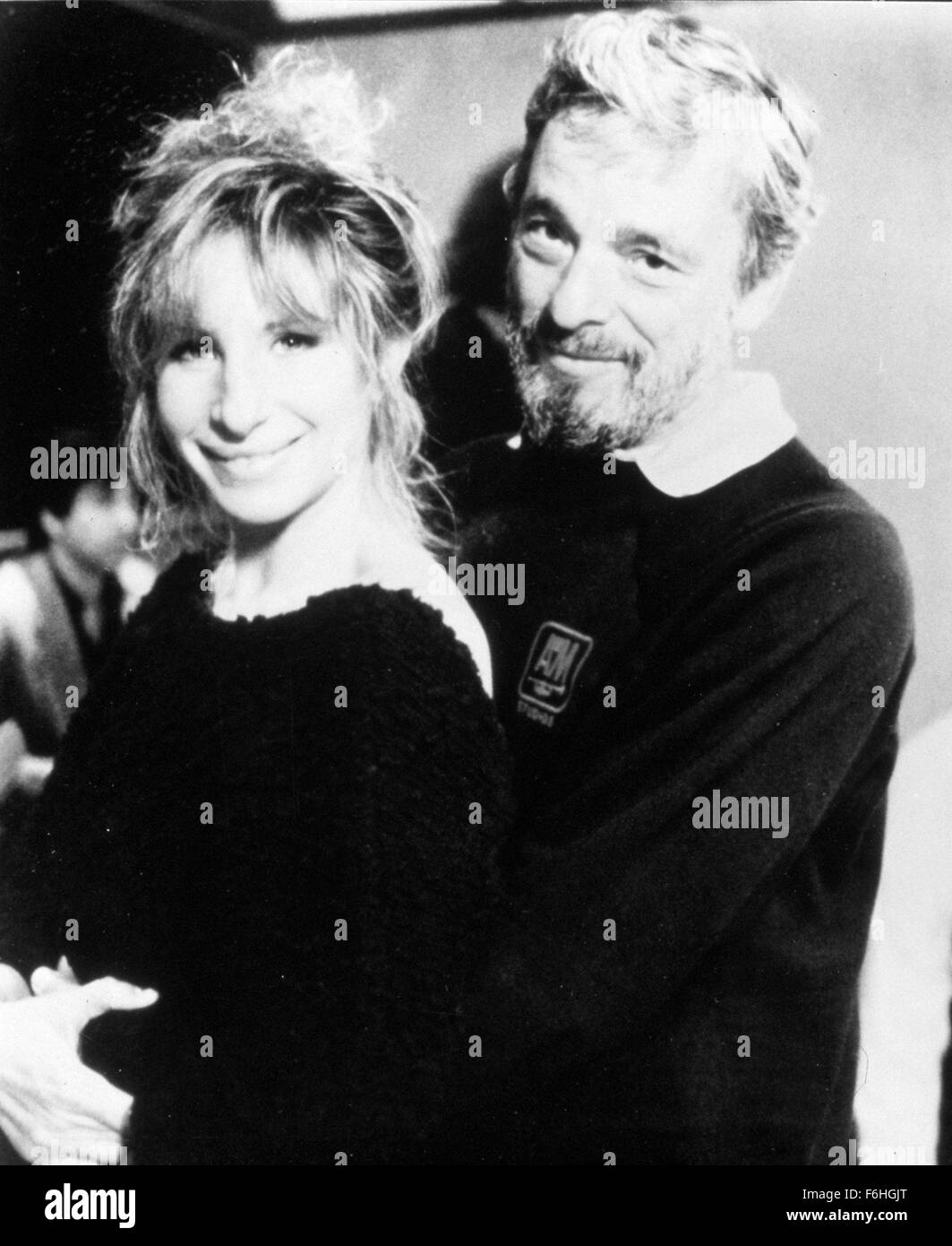 DATE DE SORTIE : 1985 Film Titre : Vue d'ensemble : la réalisation de l'Album Broadway Réalisateur : William Friedkin STUDIO : terrain inconnu : les coulisses de l'enregistrement de Barbra Streisand Broadway tunes un album de photo : Stephen Sondheim et Barbra Streisand (crédit Image : Divertissement Divertissement c Photos/Images) Banque D'Images