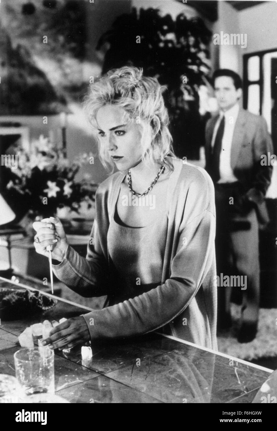 1992, le titre du film : BASIC INSTINCT, Réalisateur : Paul Verhoeven, Studio : TRI, Photo : MICHAEL DOUGLAS, Sharon Stone. (Crédit Image : SNAP) Banque D'Images