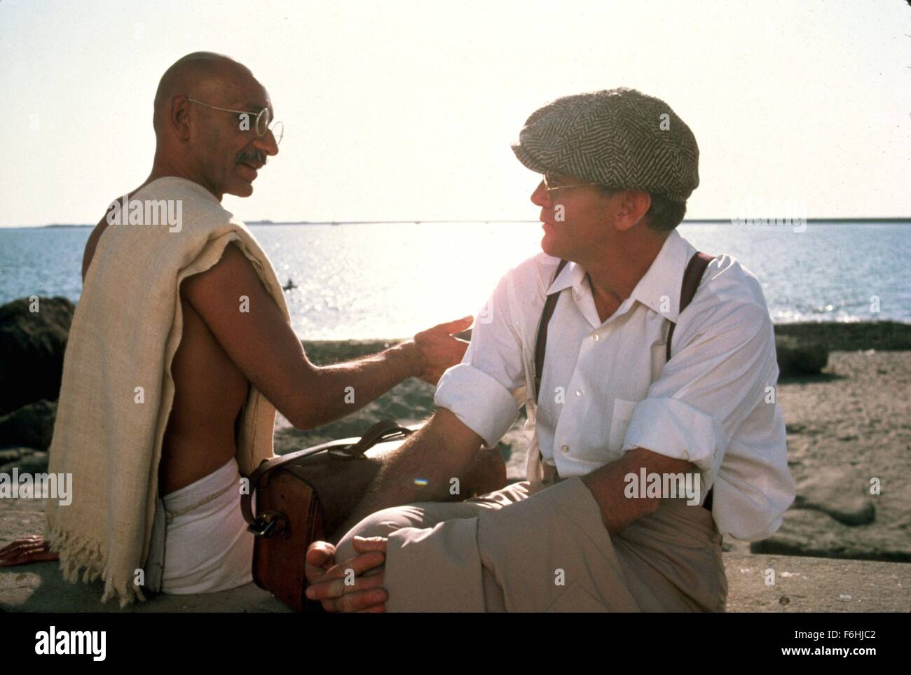 DATE DE SORTIE : Février 25, 1983 TITRE DE LA VIDÉO : Gandhi Réalisateur : Richard Attenborough STUDIO : les investisseurs internationaux du film Résumé : En 1893, Gandhi est jeté d'un train pour l'Afrique du Sud d'être un Indien et de voyager dans un compartiment de première classe. Gandhi se rend compte que les lois ont un parti pris contre les Indiens et décide de lancer une campagne de protestation non violente pour les droits de tous les Indiens en Afrique du Sud Photo : Ben Kingsley le Mahatma Gandhi et directeur Richard Attenborough (crédit Image : les investisseurs internationaux du film c/photos) Banque D'Images