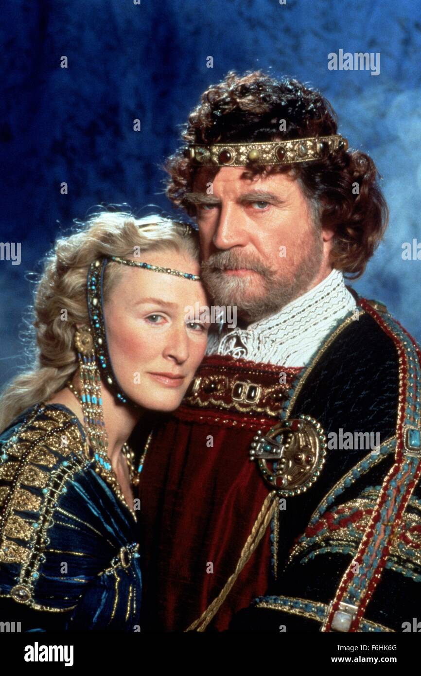 DATE DE SORTIE : déc 19, 1990 TITRE DE LA VIDÉO : Hameau STUDIO : Warner Bros Pictures Réalisateur : Franco Zeffirelli PLOT : Hamlet retourne au Danemark lorsque son père, le Roi, meurt. Sa mère Gertrude a déjà épousé Hamlet's oncle Claudius, le nouveau roi. Ils demandent instamment à Hameau d'épouser sa bien-aimée Ophélie. Mais bientôt le fantôme de le père de Hamlet apparaît et dit à Hamlet qu'il a été assassiné par Claudius et Gertrude. Hamlet doit choisir entre l'acquiescement passif et la nécessité d'une vengeance qui pourrait conduire à la tragédie. Photo : Alan Bates comme Claudius et GLENN CLOSE comme Gertrude. (Crédit Image : Guerre c Banque D'Images