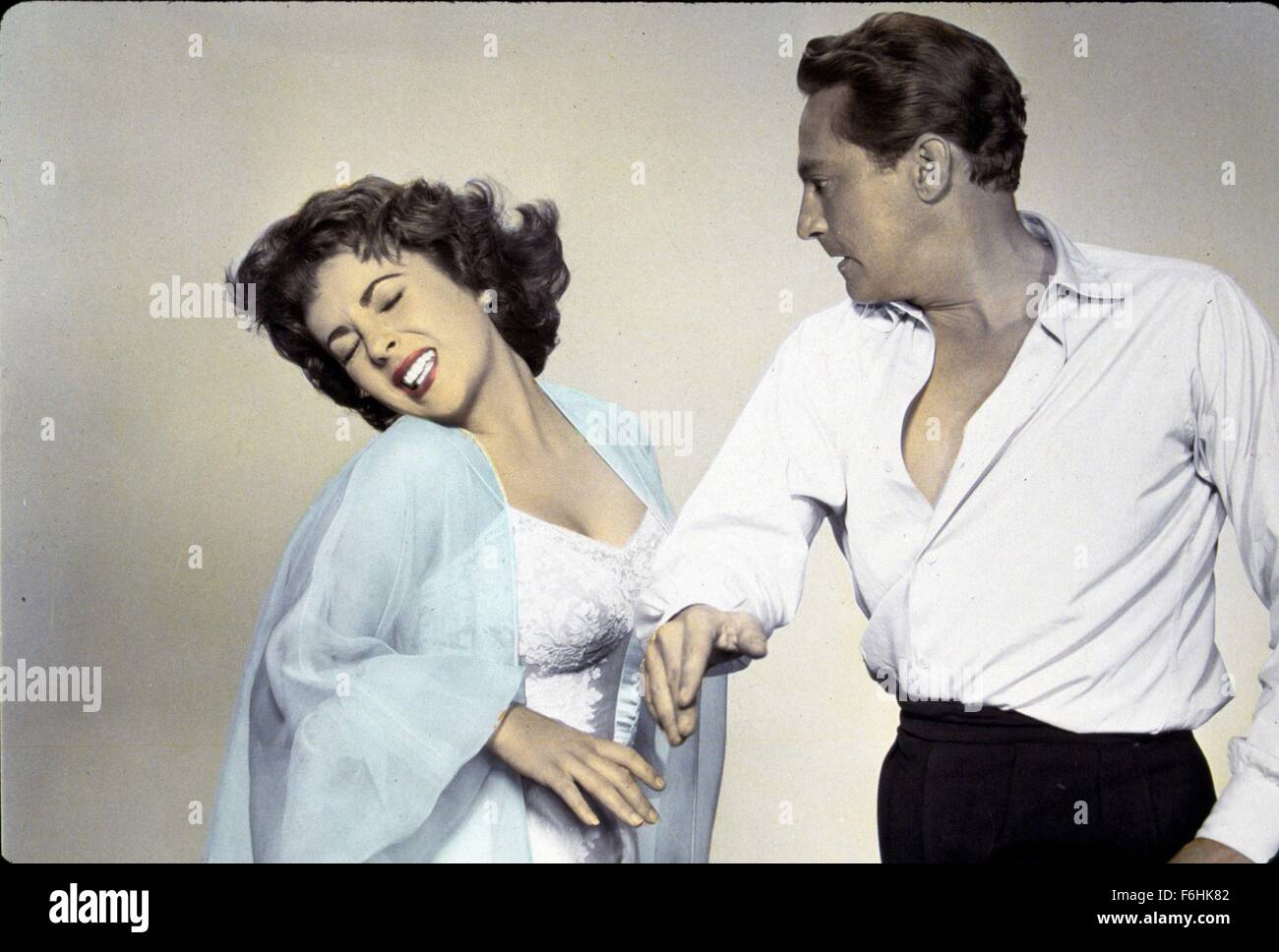 1954 Le Titre Du Film Elephant Walk Realisateur William Dieterle Studio Mgm Photo Violence Domestique Peter Finch Elizabeth Taylor La Violence Faite Aux Femmes L Epouse Du Herisson Slap