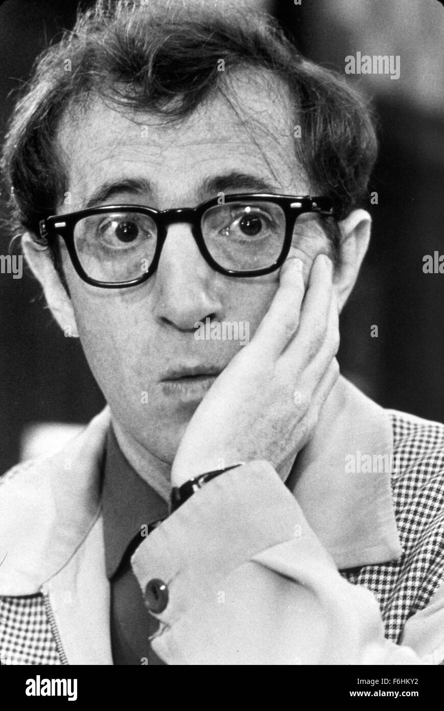 1976, le titre du film : avant, Directeur : MARTIN RITT, Studio : COLUMBIA, présenté : Woody Allen, HEAD SHOT, inquiet, PART À FACE, portrait, studio. (Crédit Image : SNAP) Banque D'Images