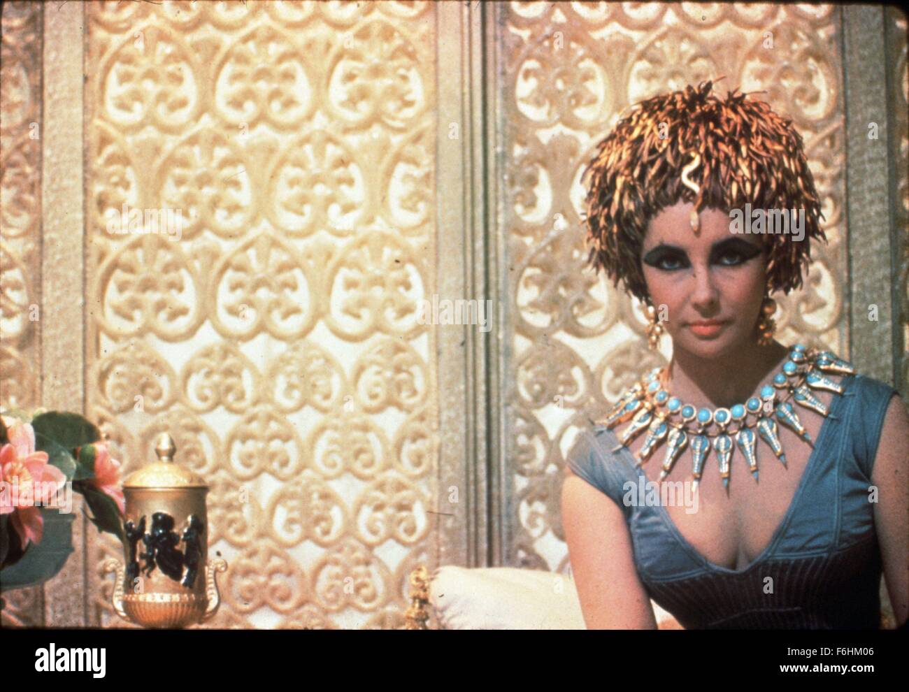 1962, le titre du film : CLEOPATRA, Directeur : JOSEPH L MANKIEWICZ, Studio  : FOX, Photo : HEAD DRESS, ELIZABETH TAYLOR, HEADRESS, bijoux, COLLIER,  flèches, serpent, serpent, clivage, exotique, Cléopâtre, reine, Maquillage -