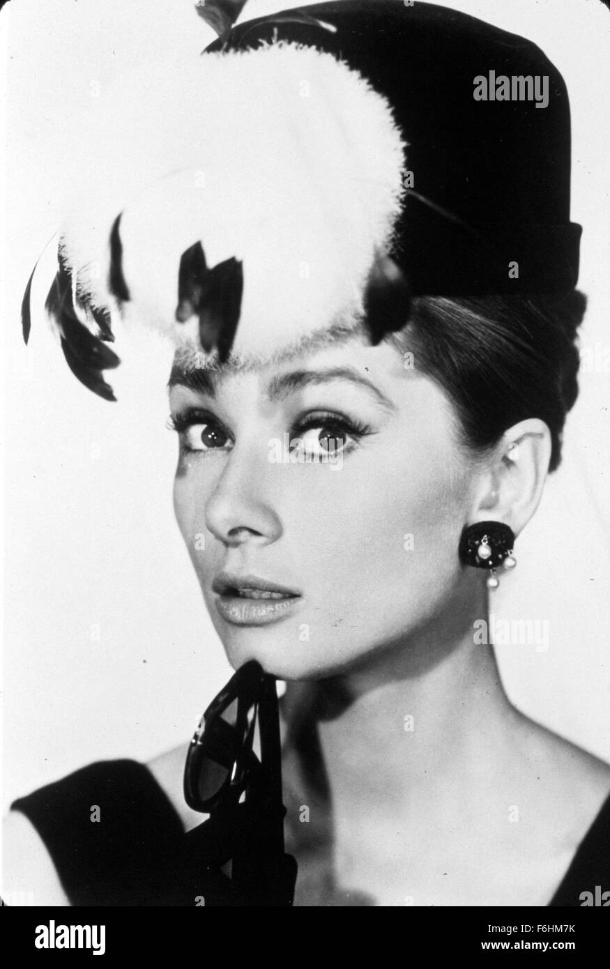 1961, le titre du film : Breakfast at Tiffany's, Directeur : BLAKE EDWARDS, Studio : Paramount, Photo : 1961, Audrey Hepburn, HEAD SHOT, sophistiquées, lunettes de soleil, des lèvres se séparèrent, STUDIO. (Crédit Image : SNAP) Banque D'Images