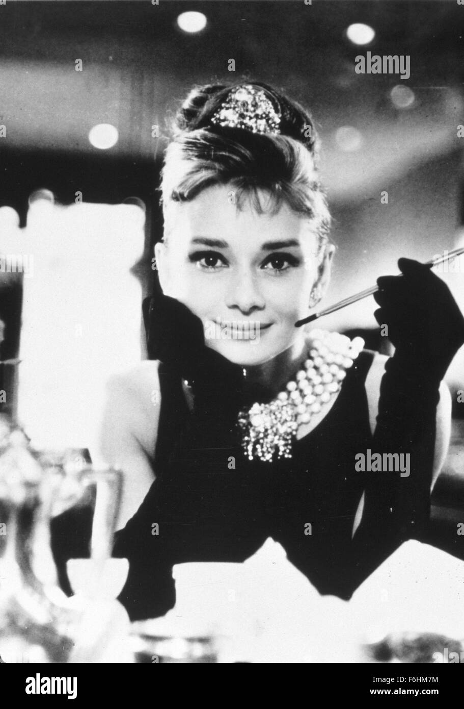 1961, le titre du film : Breakfast at Tiffany's, Directeur : BLAKE EDWARDS, Studio : Paramount, Photo : Audrey Hepburn, gants, Dame, TIARA, bijoux, porte-cigarette, tabac, restaurants, complexes, riches. (Crédit Image : SNAP) Banque D'Images