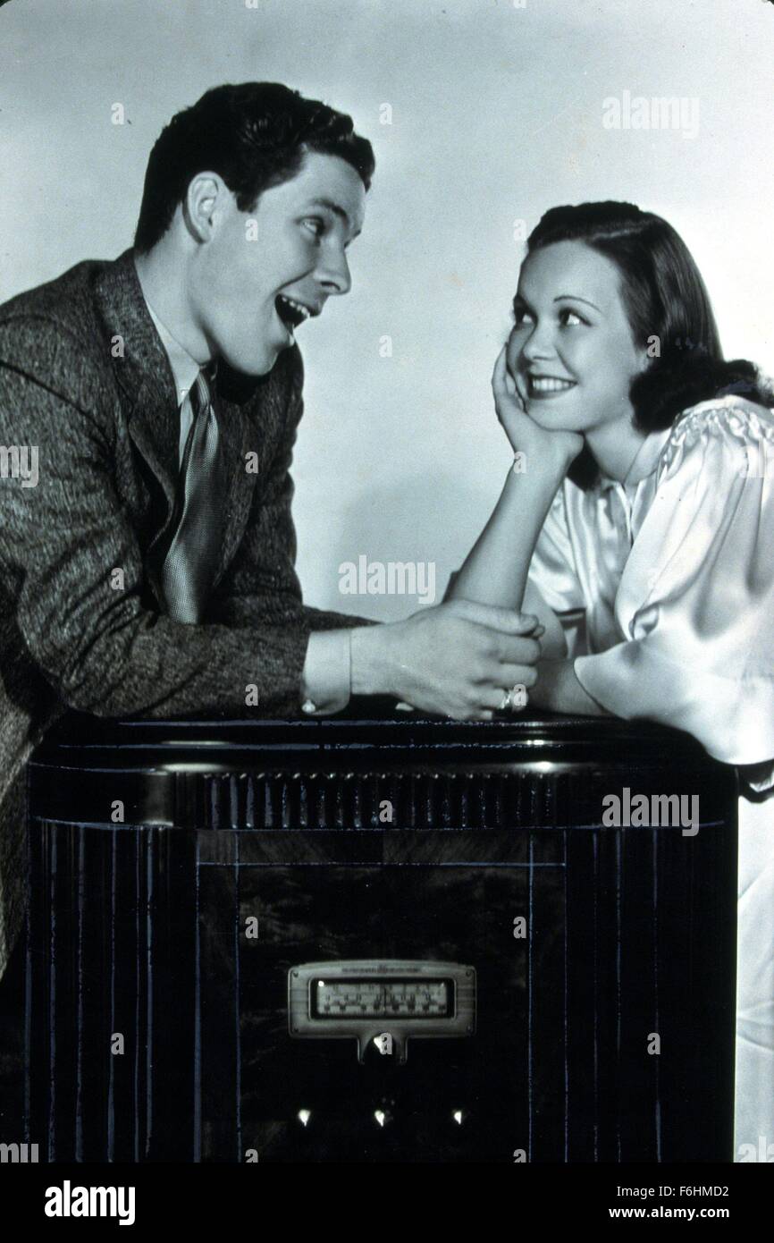 1937, le titre du film : LE ROI ET LE CHORUS GIRL, Directeur : MERVYN LeROY, Studio : WARNER, Photo : KENNY BAKER, Roman, JANE WYMAN, Boy Meets Girl, flirt, admirant, impressionnant. (Crédit Image : SNAP) Banque D'Images