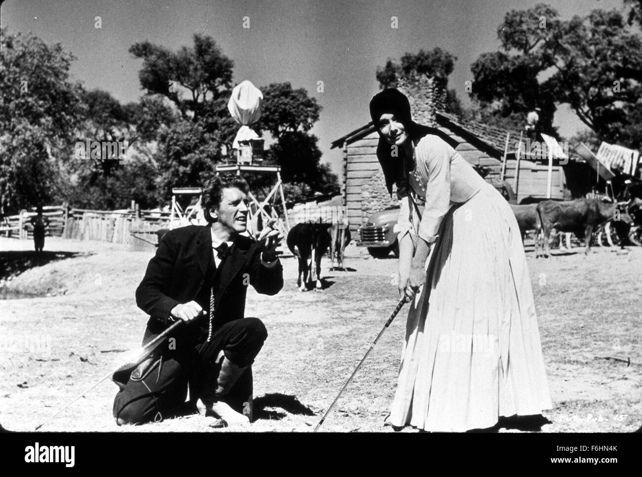 1960, le titre du film : UNFORGIVEN, Réalisateur : John Huston, Studio : UA, Photo : GOLF, Audrey Hepburn, COSTUME, Burt Lancaster, SPORT, SPORT, femmes, l'enseignement agricole, remise. (Crédit Image : SNAP) Banque D'Images