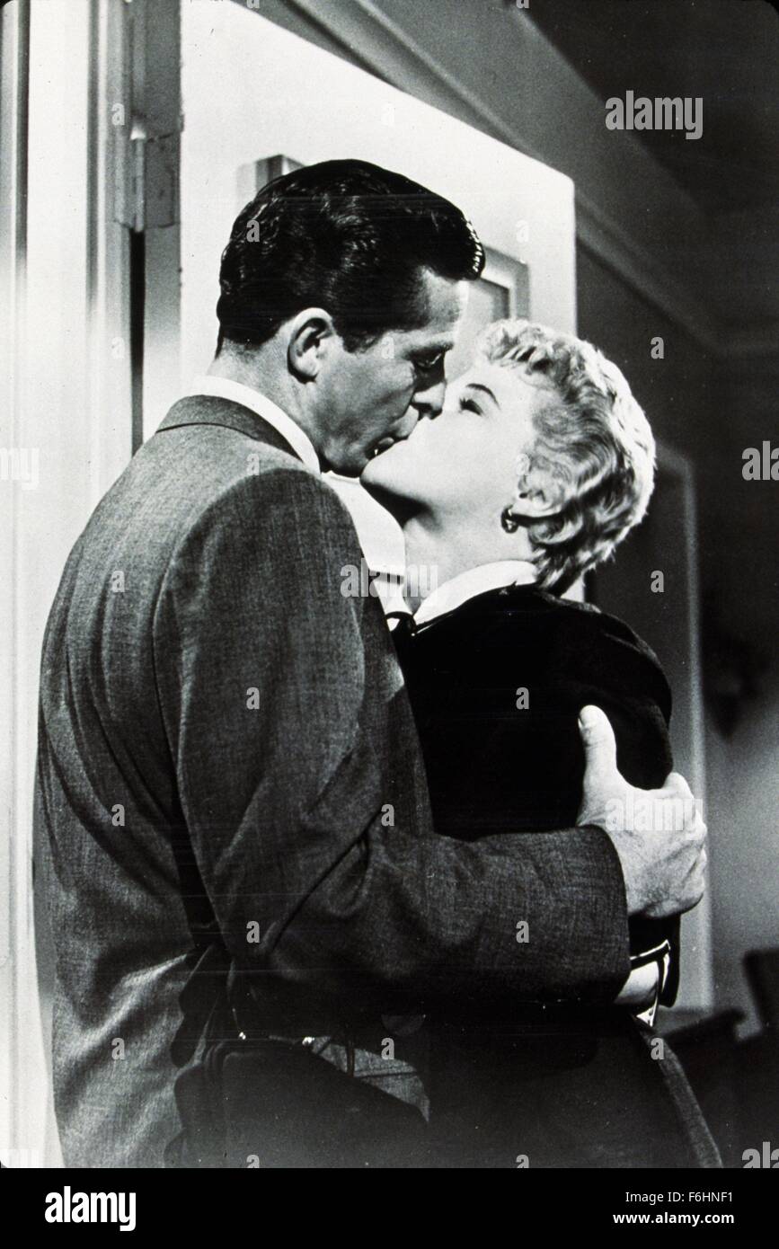 1956, le titre du film : ALORS QUE LA VILLE DORT, Directeur : FRITZ LANG, Studio : RKO, Photo : DANA ANDREWS, Sally FORREST, embrasser, Fritz Lang. (Crédit Image : SNAP) Banque D'Images