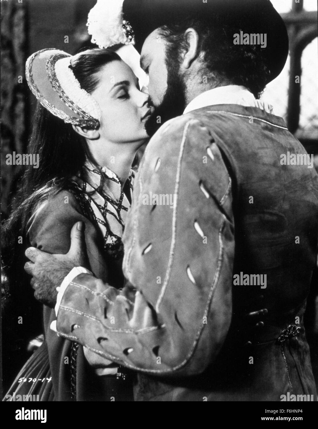 1969, le titre du film : ANNE DES MILLE JOURS, Directeur : Charles Jarrott, Photo : 1969, Anne Boleyn, Geneviève BUJOLD, RICHARD BURTON, caractère, HENRY VIII, roi d'Angleterre, Charles Jarrott, romance, KISS, FILM STILL, DES COUPLES - intime. (Crédit Image : SNAP) Banque D'Images