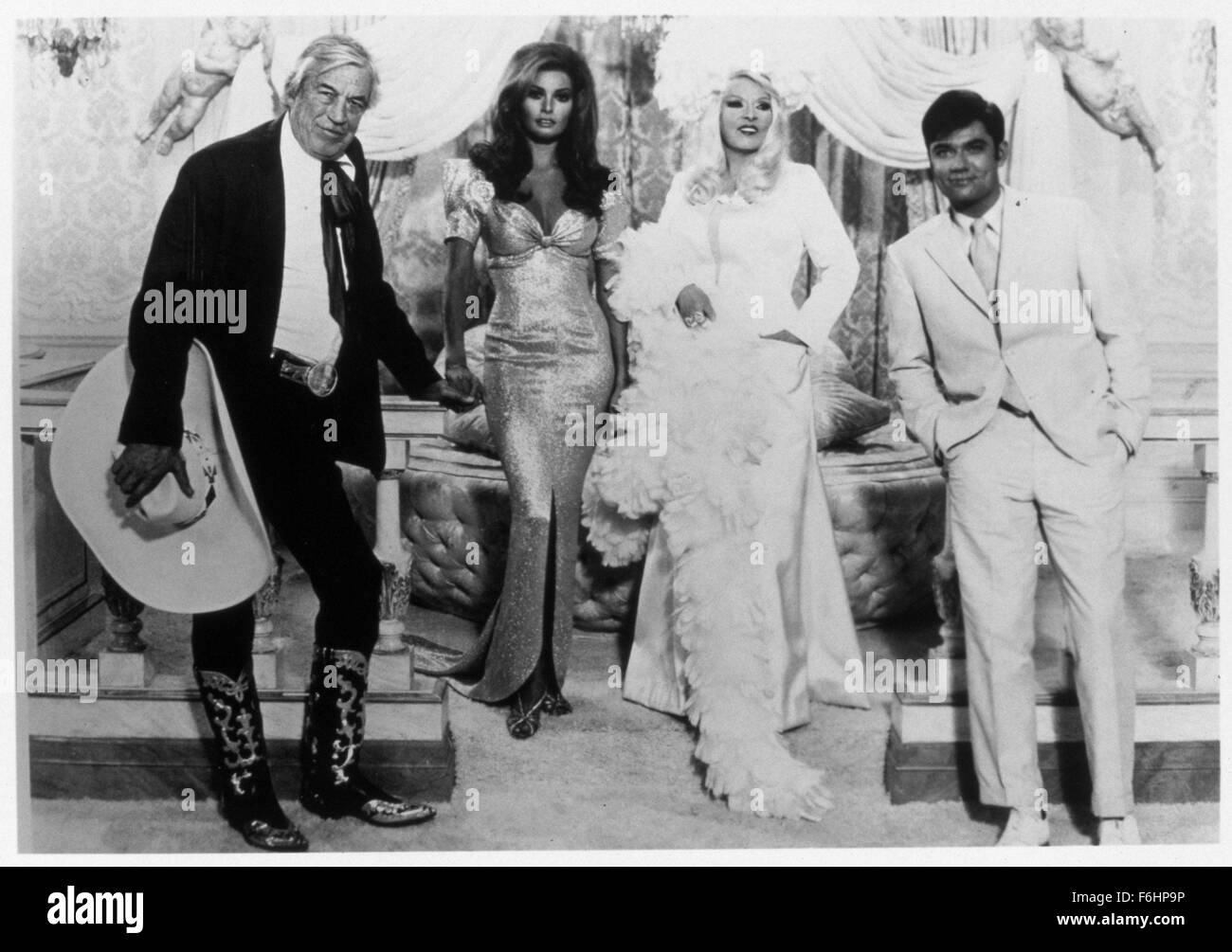 1970, le titre du film : MYRA BRECKINRIDGE, Directeur : MICHAEL SARNE, Studio : FOX, Photo : John Huston, REX REED, Michael SARNE, Raquel Welch. (Crédit Image : SNAP) Banque D'Images