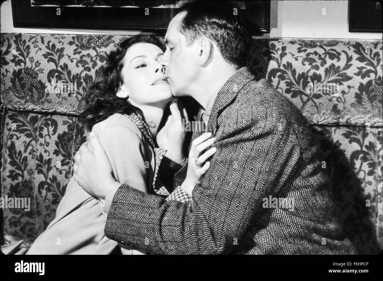 1941, le titre du film : AINSI SE TERMINE NOTRE NUIT, Directeur : JOHN CROMWELL, Studio : UA, Photo : John Cromwell, FRANCES DEE, s'embrasser, Fredric March. (Crédit Image : SNAP) Banque D'Images