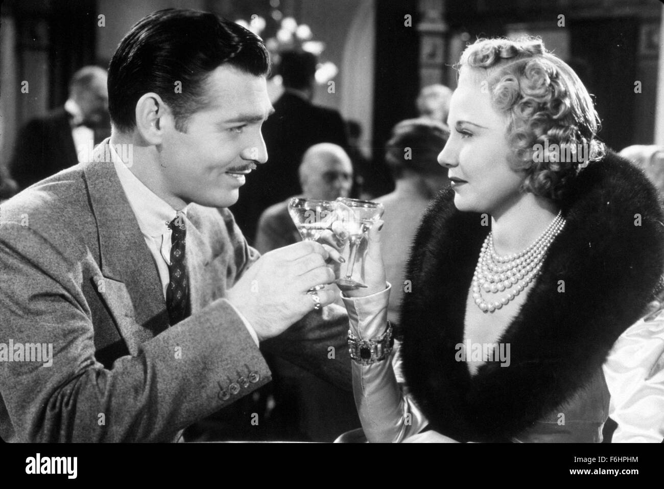 1937, le titre du film : SARATOGA, Directeur : JACK CONWAY, Studio : MGM, Photo : Clark Gable, UNA MERKEL, TOASTING DRINKS, Martini, de boire, de regard, col de fourrure, de même. (Crédit Image : SNAP) Banque D'Images
