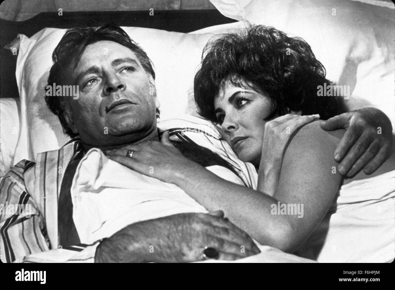 1967, le titre du film : comédiens, Réalisateur : PETER GLENVILLE, Photo : 1967, LIT (dans/sur), RICHARD BURTON, ELIZABETH TAYLOR, Liz Taylor, FILM STILL, le mensonge, le mari. (Crédit Image : SNAP) Banque D'Images