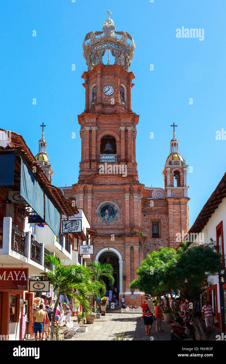 L'église de Notre Dame de Guadalupe à la spire et couronné Haut, El Centro, Puerto Vallarta, Mexique Banque D'Images
