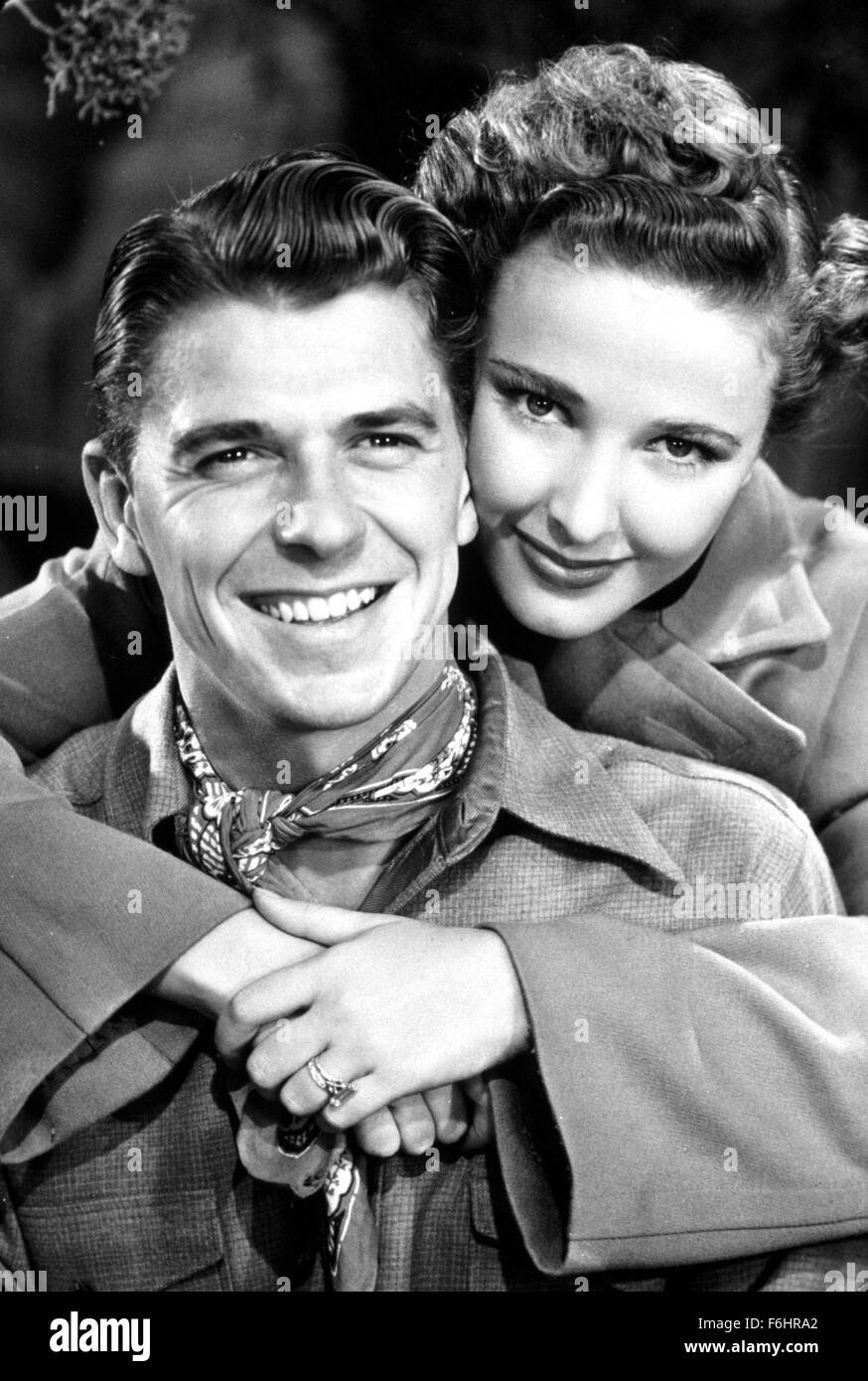 1941, le titre du film : BAD MAN, Directeur : RICHARD THORPE, Studio : MGM, Photo : LARAINE DAY, RONALD REAGAN, femme embrassant de derrière, souriant, en couple. (Crédit Image : SNAP) Banque D'Images