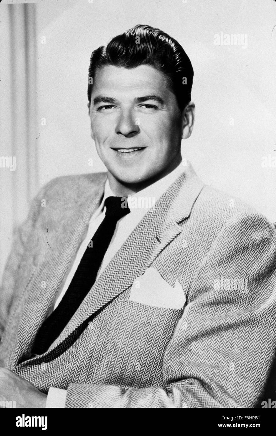 1956, le titre du film : GENERAL ELECTRIC THEATRE, Studio : CBS, Photo : Ronald Reagan, studio, Portrait, Sport veste. (Crédit Image : SNAP) Banque D'Images