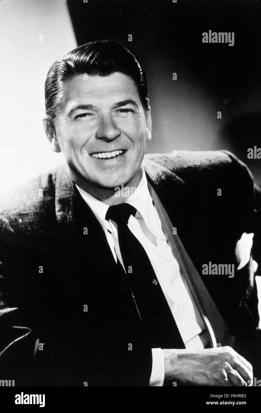 1958, le titre du film : GENERAL ELECTRIC THEATRE, Studio : CBS, Photo : Ronald Reagan, poursuite, riant, se penchant, PORTRAIT. (Crédit Image : SNAP) Banque D'Images