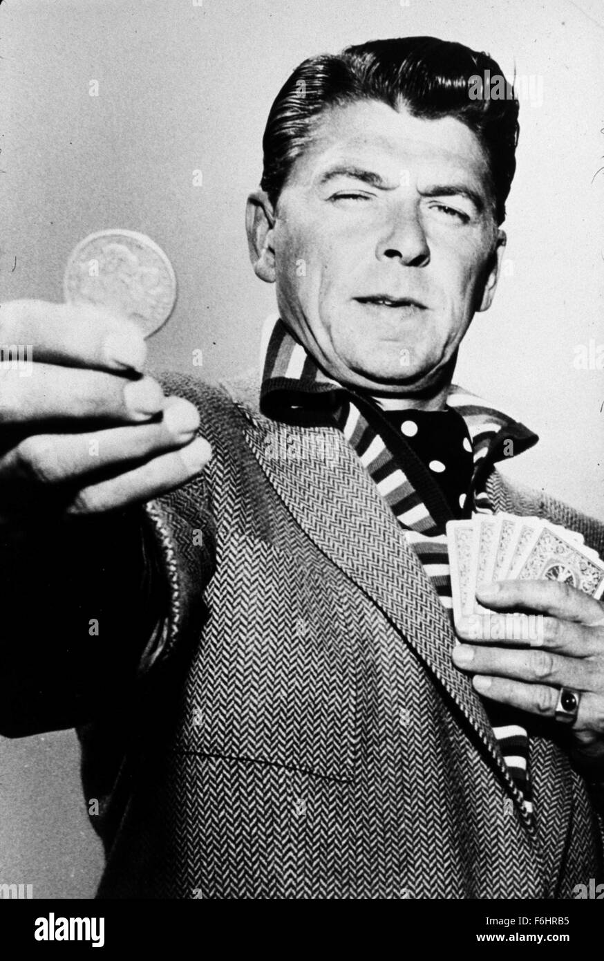 1958, le titre du film : GENERAL ELECTRIC THEATRE, Studio : CBS, Photo : Ronald Reagan, coins, d'examiner, de Tweed veste, cartes. (Crédit Image : SNAP) Banque D'Images