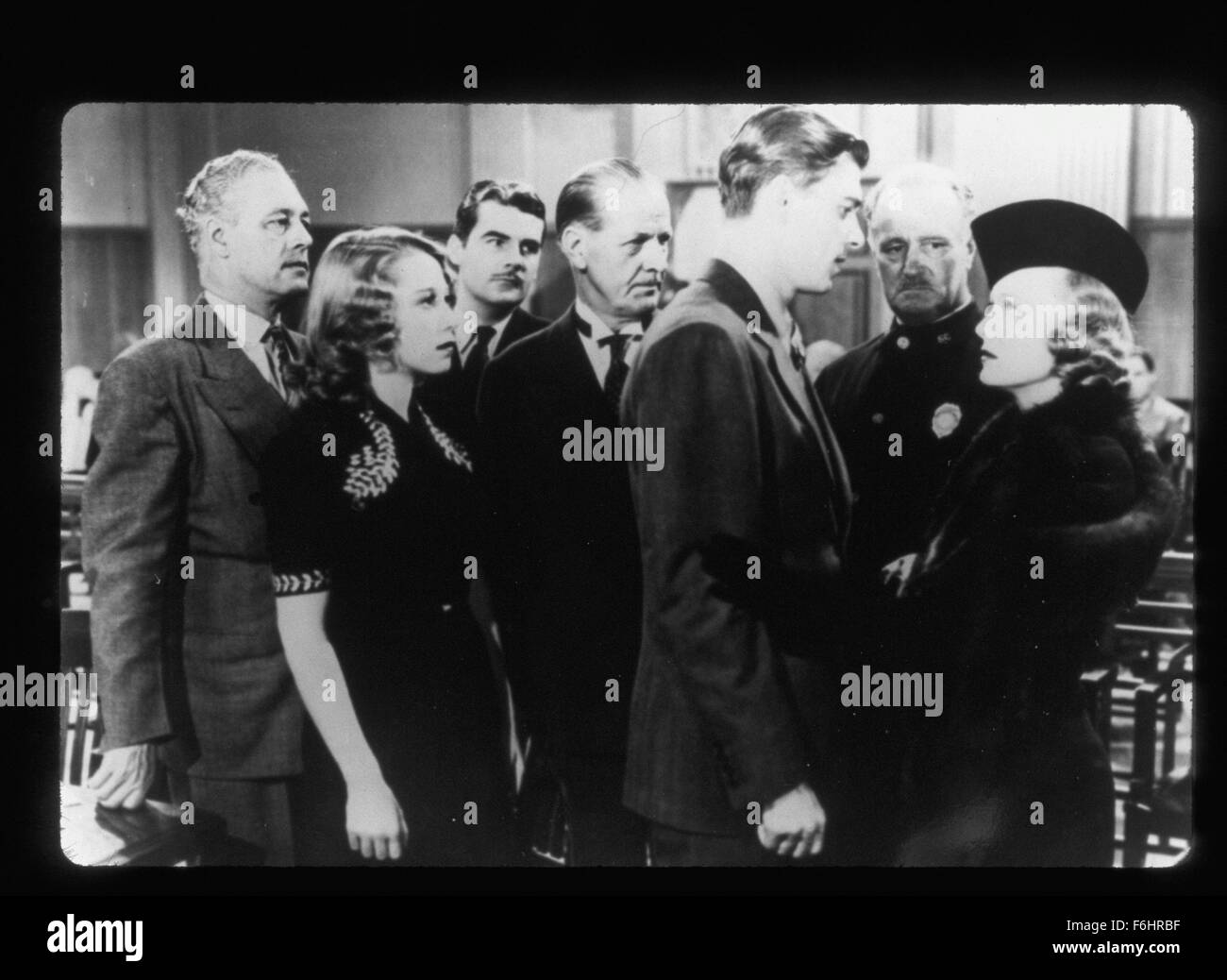 1938, le titre du film : LES ACCIDENTS se produiront, Réalisateur : William CLEMENS, Studio : WARNER, Photo : GLORIA BLONDELL, SHEILA BROMLEY, GROUPE, RONALD REAGAN, cour, salle du tribunal, l'intimidation, de confrontation, de conflit, de l'ostracisme, l'ostraciser, intimidant. (Crédit Image : SNAP) Banque D'Images