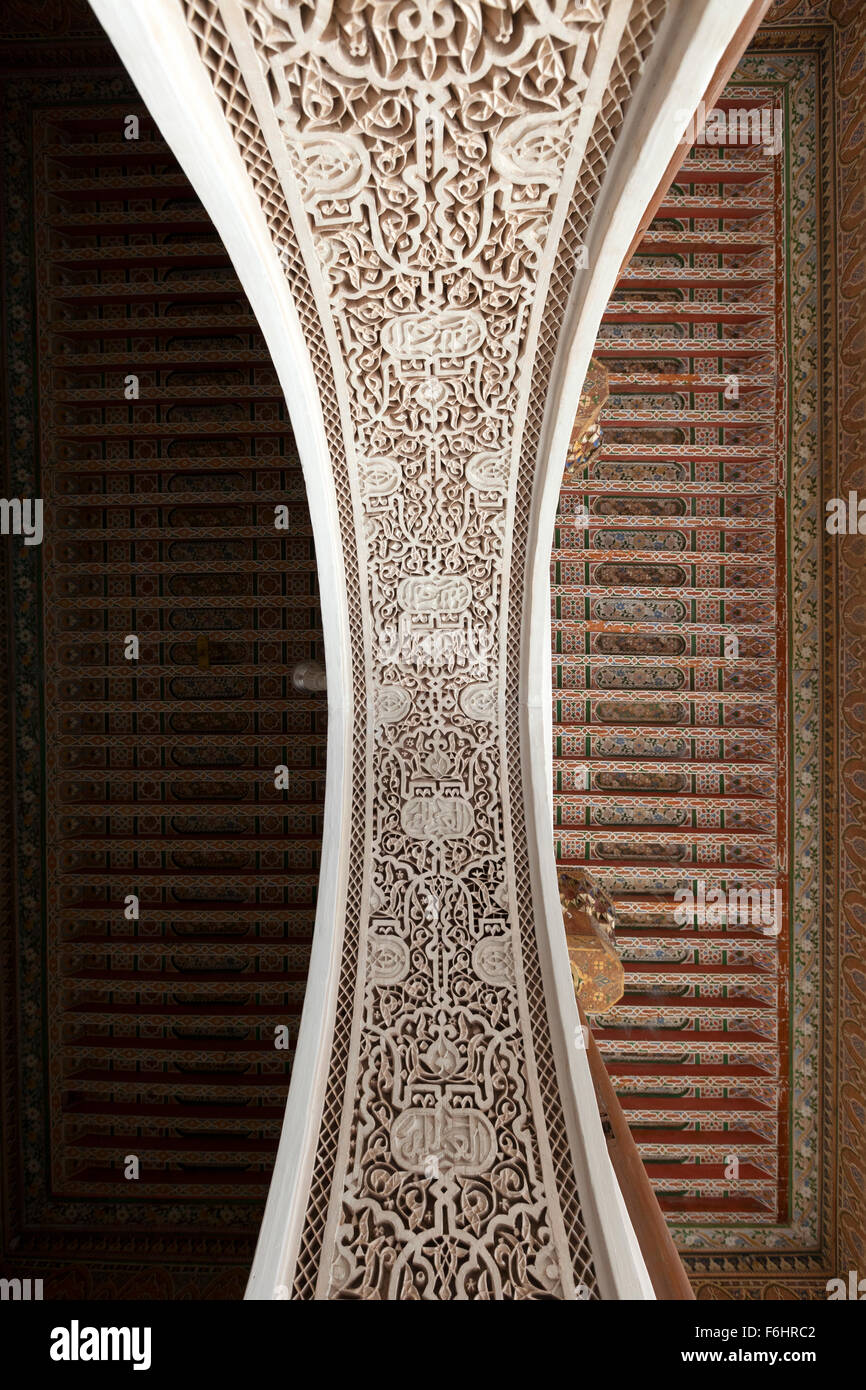 Détail de la décoration d'une semi arch dans le palais de la Bahia, Marrakech, Maroc Banque D'Images