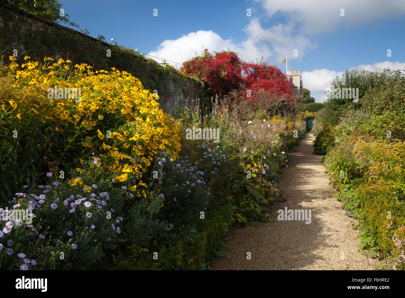 Floral coloré en automne les frontières à la recherche de retour vers la maison dans le jardin clos de Rousham House dans l'Oxfordshire, Angleterre. Banque D'Images