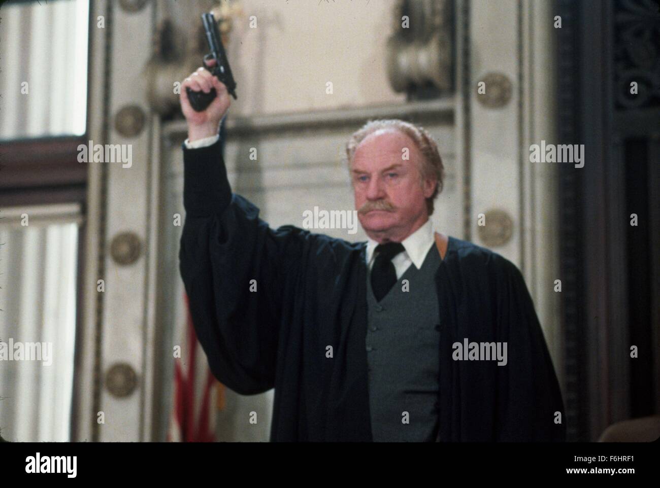 1979, le titre du film : ET LA JUSTICE POUR TOUS, Réalisateur : Norman JEWISON, Photo : Gun crazy, ARME À LA MAIN, Norman JEWISON, Jack Warden. (Crédit Image : SNAP) Banque D'Images