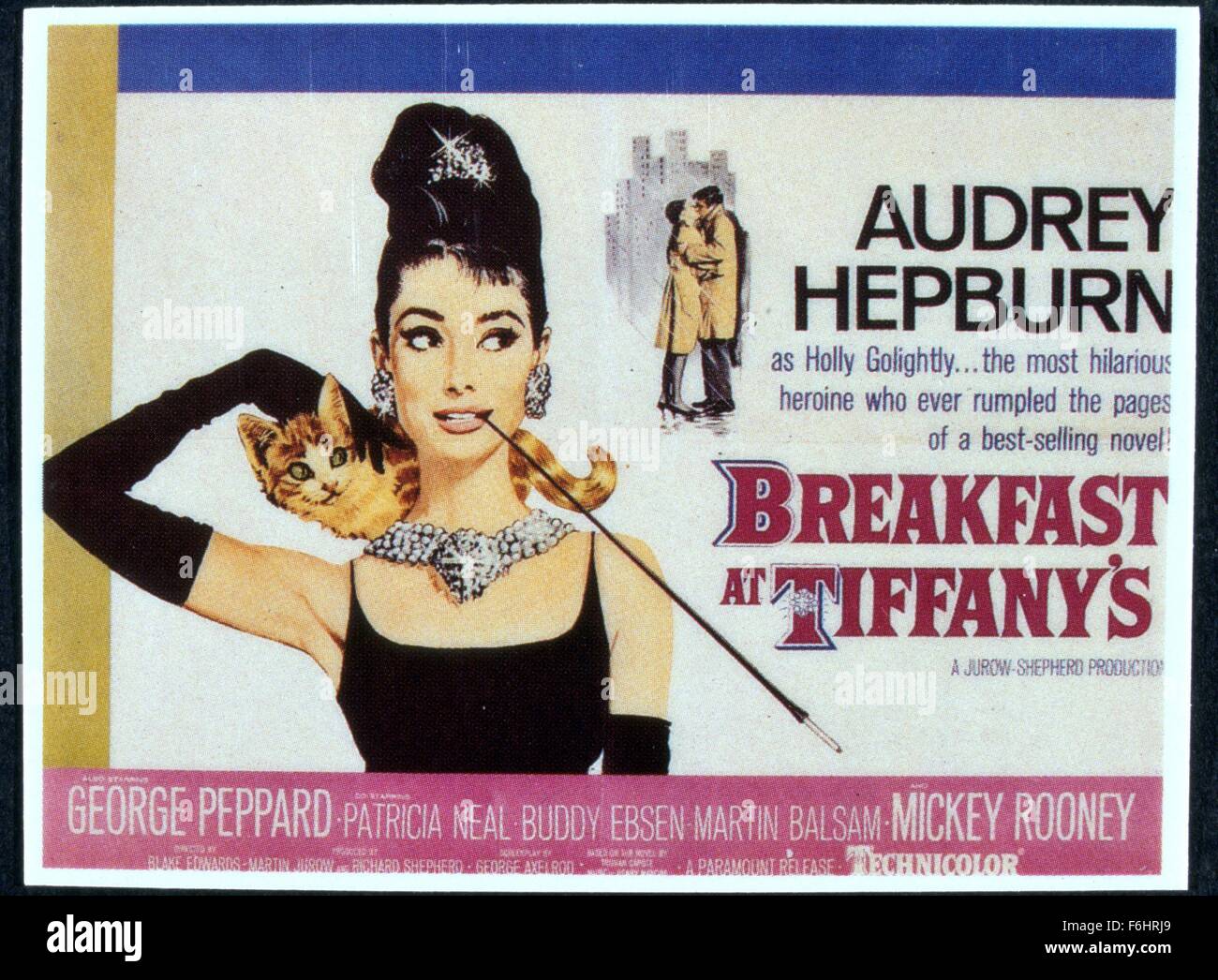 1961, le titre du film : Breakfast at Tiffany's, Directeur : BLAKE EDWARDS, Studio : Paramount, Photo : Audrey Hepburn, l'affiche, le titre, CARTE, diamants, bijoux de riches, complexes, tabagisme, porte-cigarette, des gants. (Crédit Image : SNAP) Banque D'Images