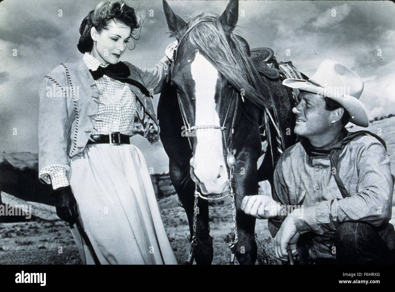 1948, le titre du film : QUATRE FACES OUEST, Directeur : ALFRED GREEN, Studio : UA, Photo : FRANCES DEE, ALFRED GREEN, à cheval. (Crédit Image : SNAP) Banque D'Images