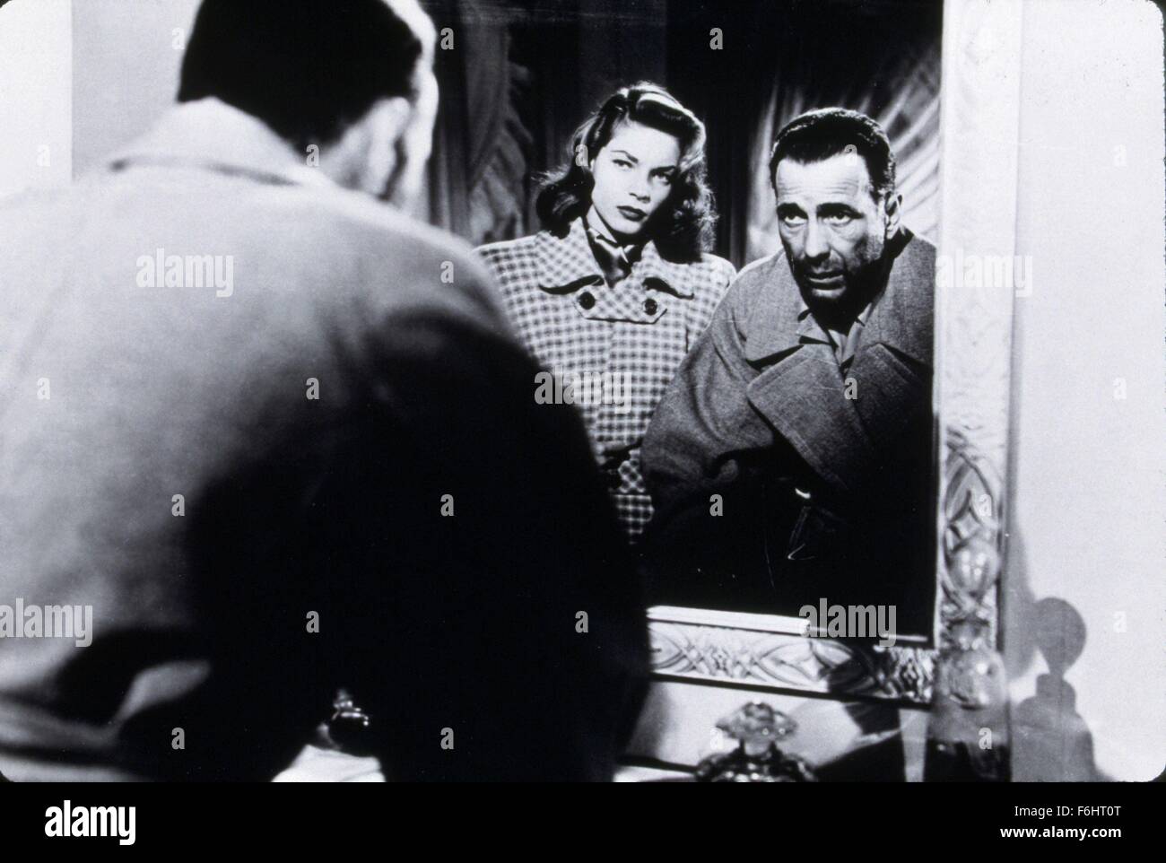 1947, le titre du film : DARK PASSAGE, Directeur : Delmer Daves, Studio : WARNER, Photo : Lauren Bacall, Humphrey Bogart, bouleversé, fatigué, épuisé, inquiets, sérieux, SLOUCHED, SLOUCHING, voûté au-dessus, se baissa, se baissant, robe, des yeux sombres, préoccupé, salle de bains, miroir. (Crédit Image : SNAP) Banque D'Images