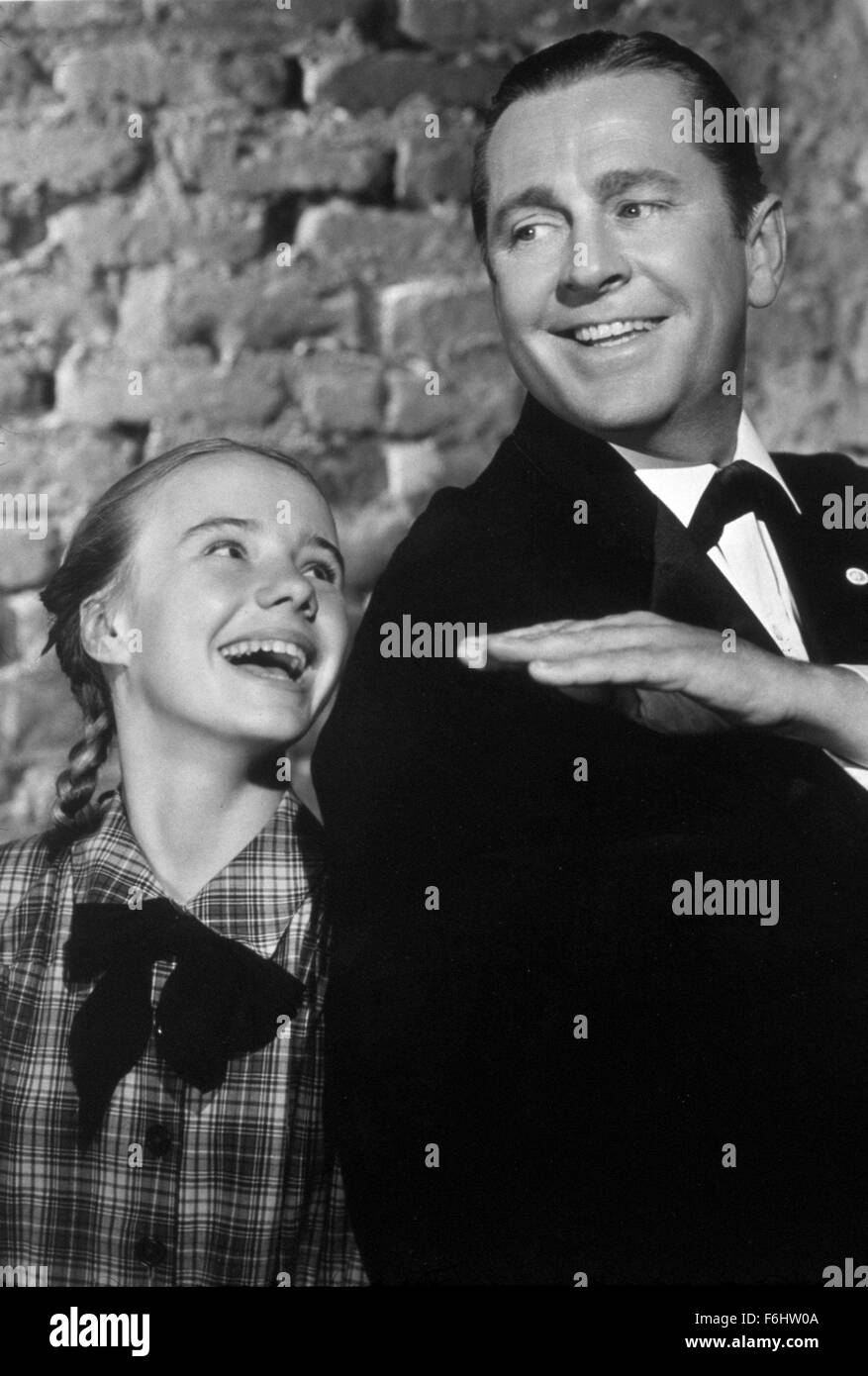 1945, le titre du film : arbre grandit à Brooklyn, Directeur : Elia Kazan, Studio : FOX, Photo : James DUNN, PEGGY ANN GARNER, TUXEDO, rire, PORTRAIT STUDIO. (Crédit Image : SNAP) Banque D'Images