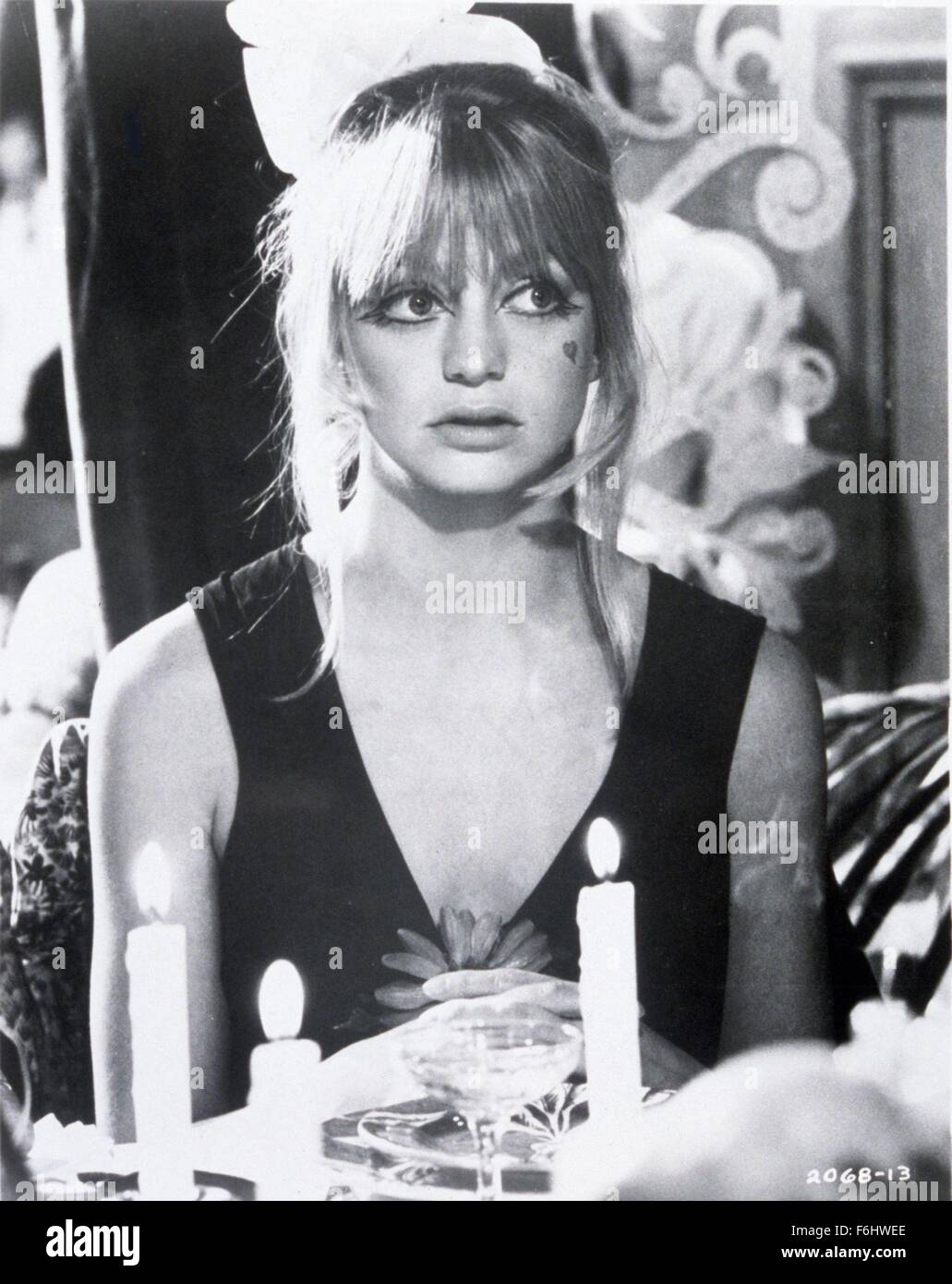 1974, le titre du film : À PARTIR DE LA RUE PETROVKA, Directeur : ROBERT ELLIS MILLER, Studio : UNIV, Photo : Goldie Hawn, bougies, SALLE À MANGER, dîner aux chandelles, FRINGE, EYELINER, CŒUR, tatouage, décolleté V, cou, décolleté, inquiet, se leva. (Crédit Image : SNAP) Banque D'Images