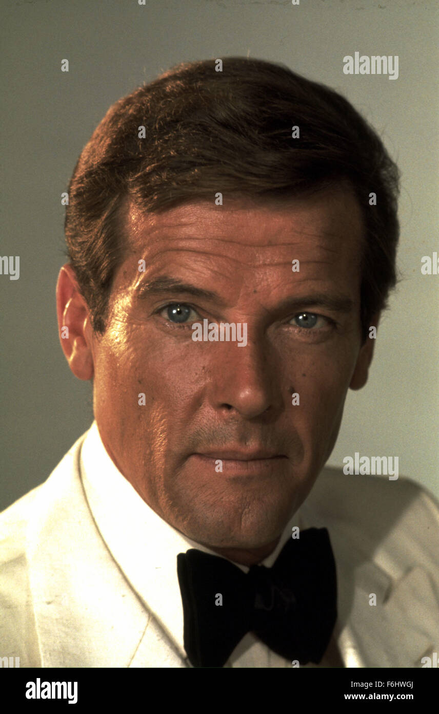 Jul 14, 2002 ; Hollywood, CA, USA ; acteur Roger Moore stars comme agent secret 007 dans 'l'Homme au pistolet d'Or" réalisé par GUY HAMILTON. Banque D'Images