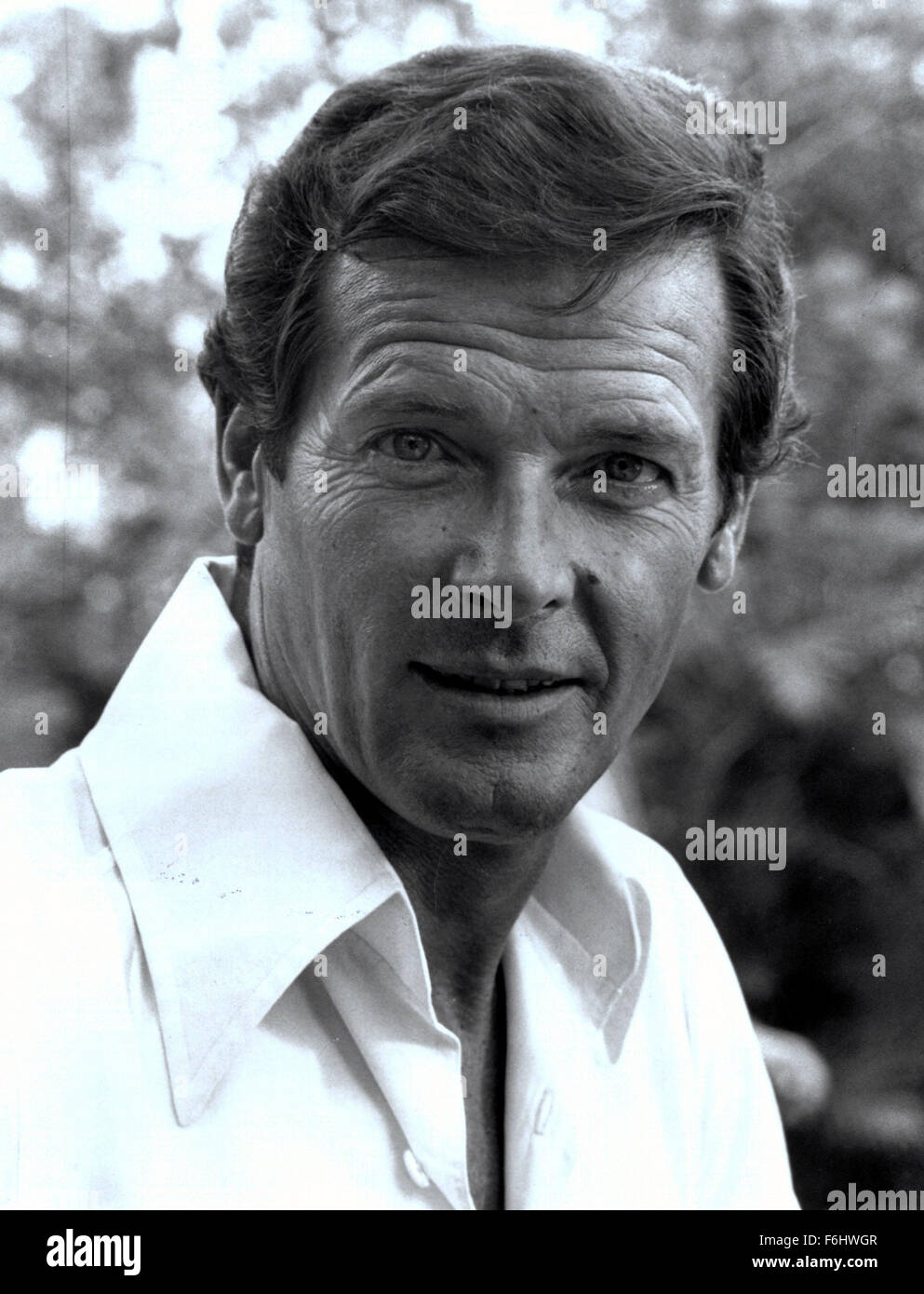 Jul 14, 2002 ; Hollywood, CA, USA ; acteur Roger Moore stars comme agent secret 007 dans 'l'Homme au pistolet d'Or" réalisé par GUY HAMILTON. Banque D'Images