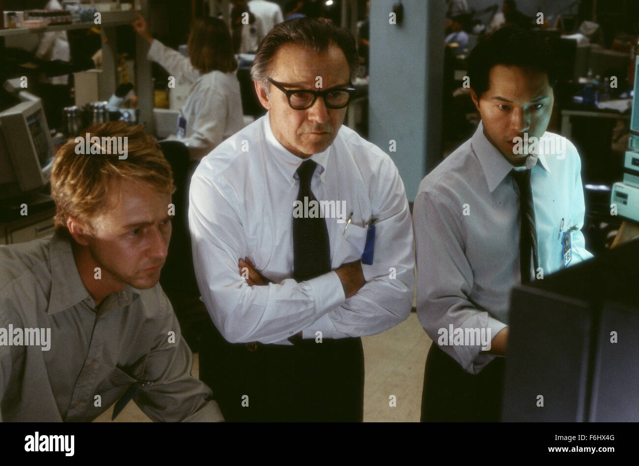 Aug 01, 2002 ; Hollywood, CA, USA ; Acteurs Harvey Keitel que Jack Crawford, EDWARD NORTON (L) que Will Graham et KEN LEUNG (R) de Lloyd Bowman dans le film 'Red Dragon.'. (Crédit Image : ) Banque D'Images